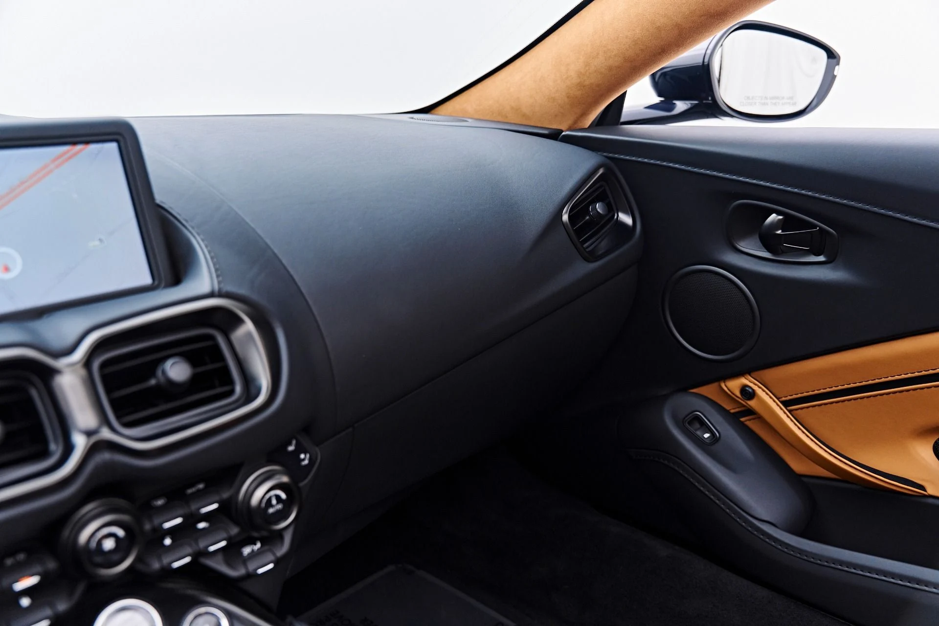 mph052_2454278578_Used_2022_Aston_Martin_Vantage_Base_1786226106_f61b97933a
