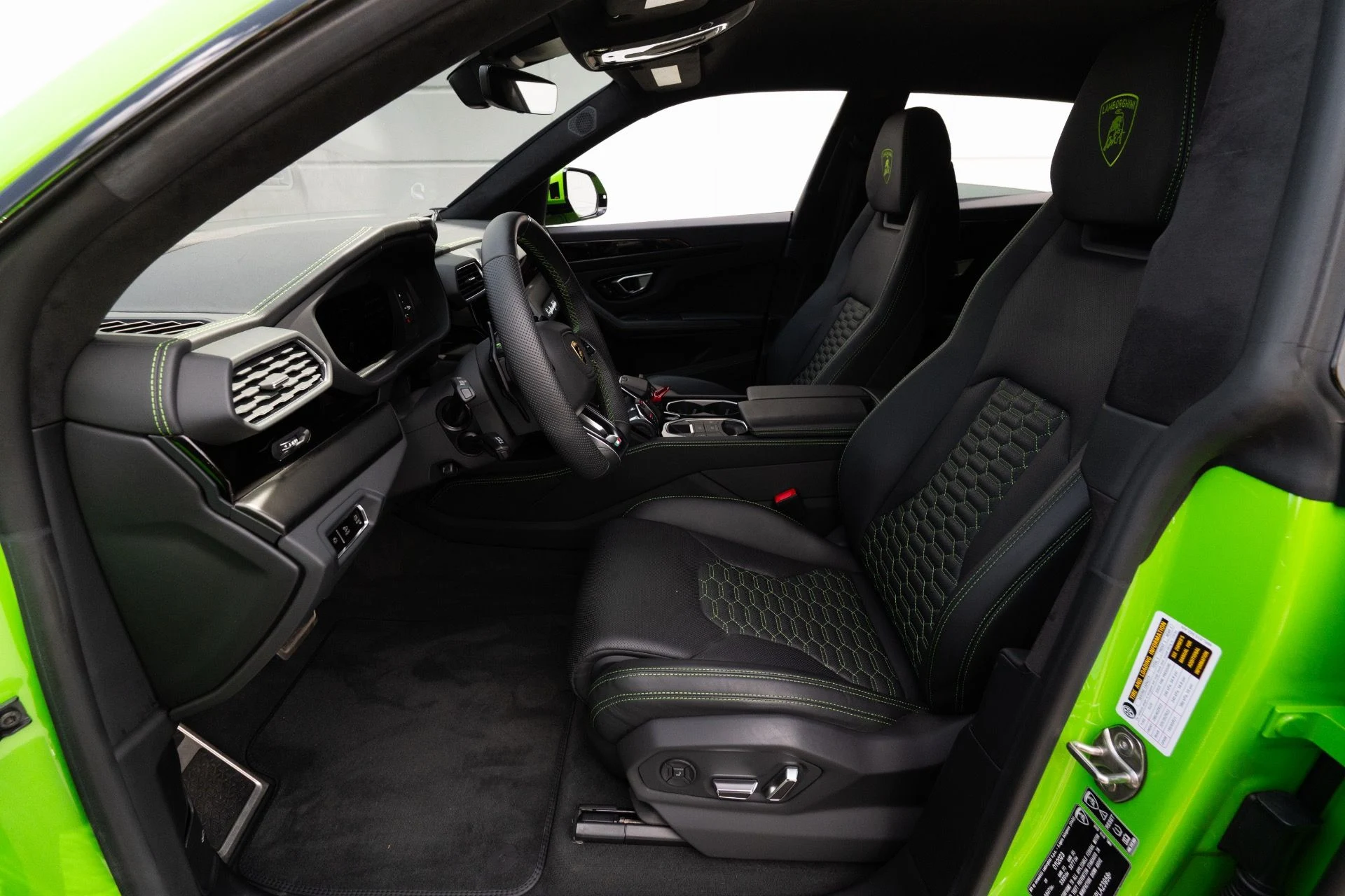 mph052_2460198079_Used_2023_Lamborghini_Urus_S_1758835388_dc72479d28
