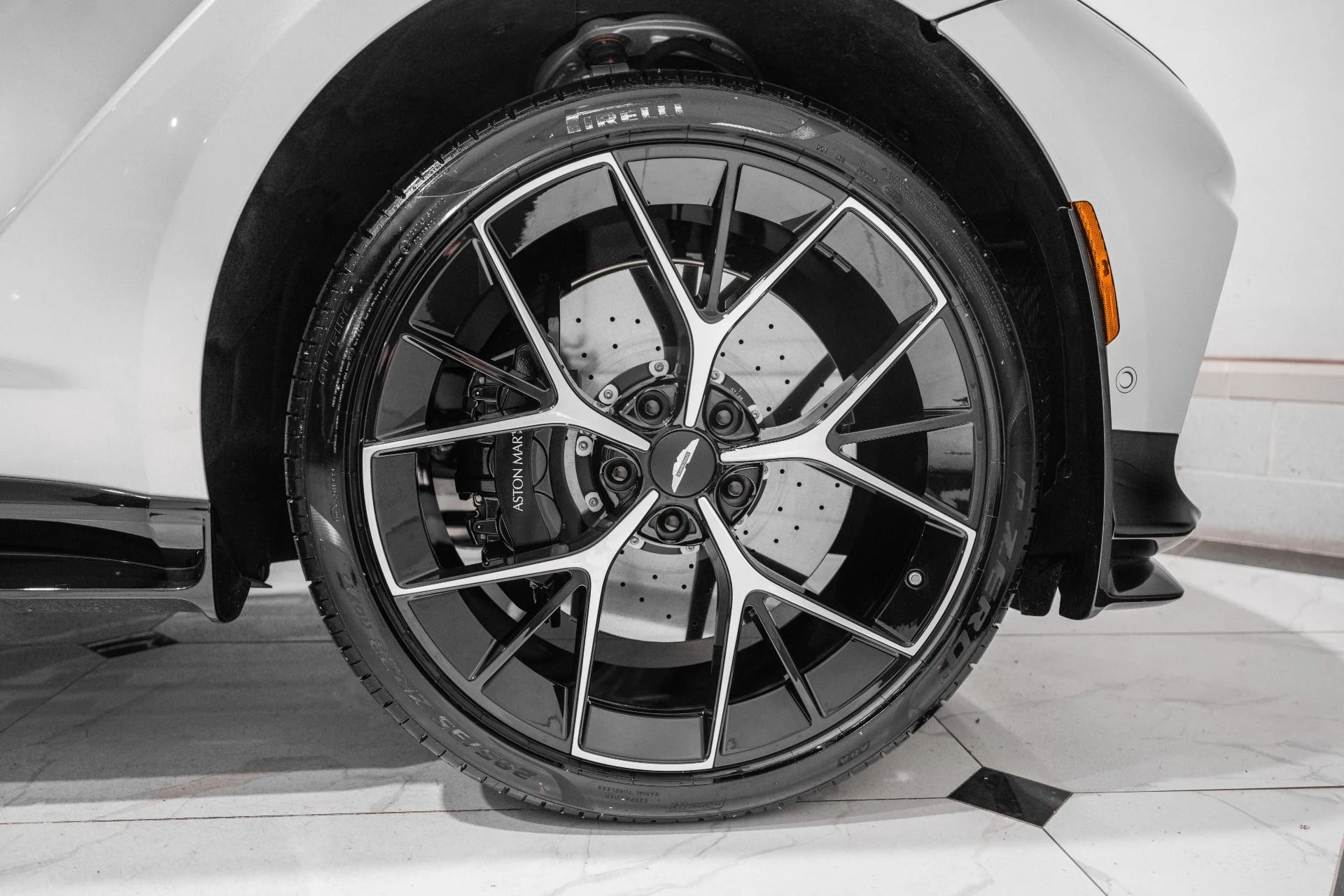 mph052_2473980382_New_2026_Aston_Martin_DBX_707_1780937763_eea9380a48
