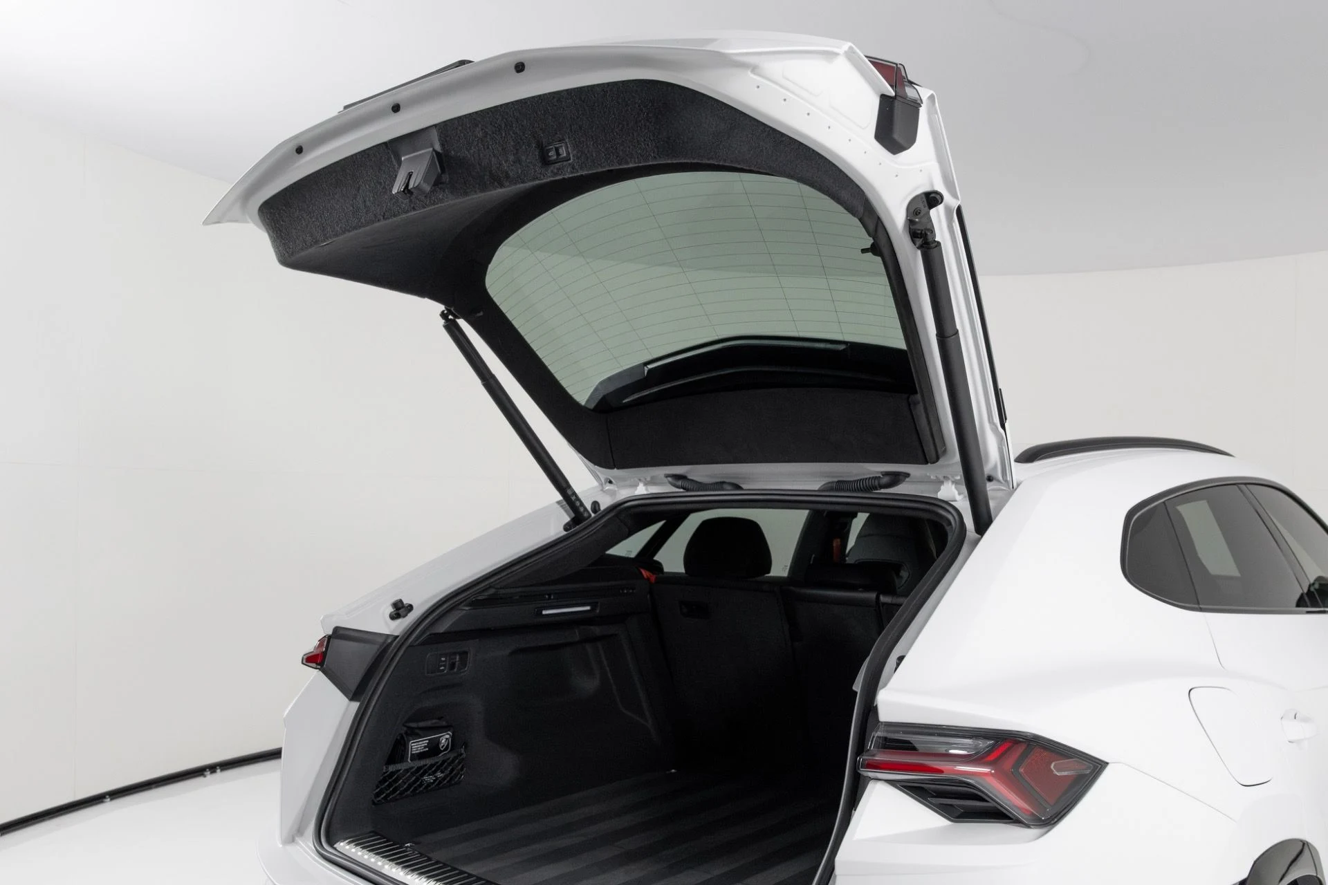 mph052_2485588096_Used_2024_Lamborghini_Urus_S_1765302064_deb48b4cdc