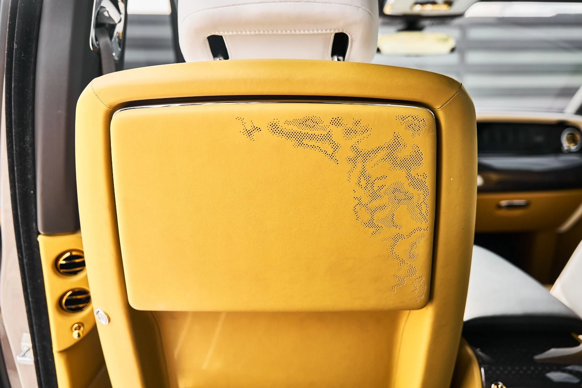 mph052_2532232809_Used_2026_Rolls_Royce_Cullinan_Black_Badge_1776556075_7142104d13