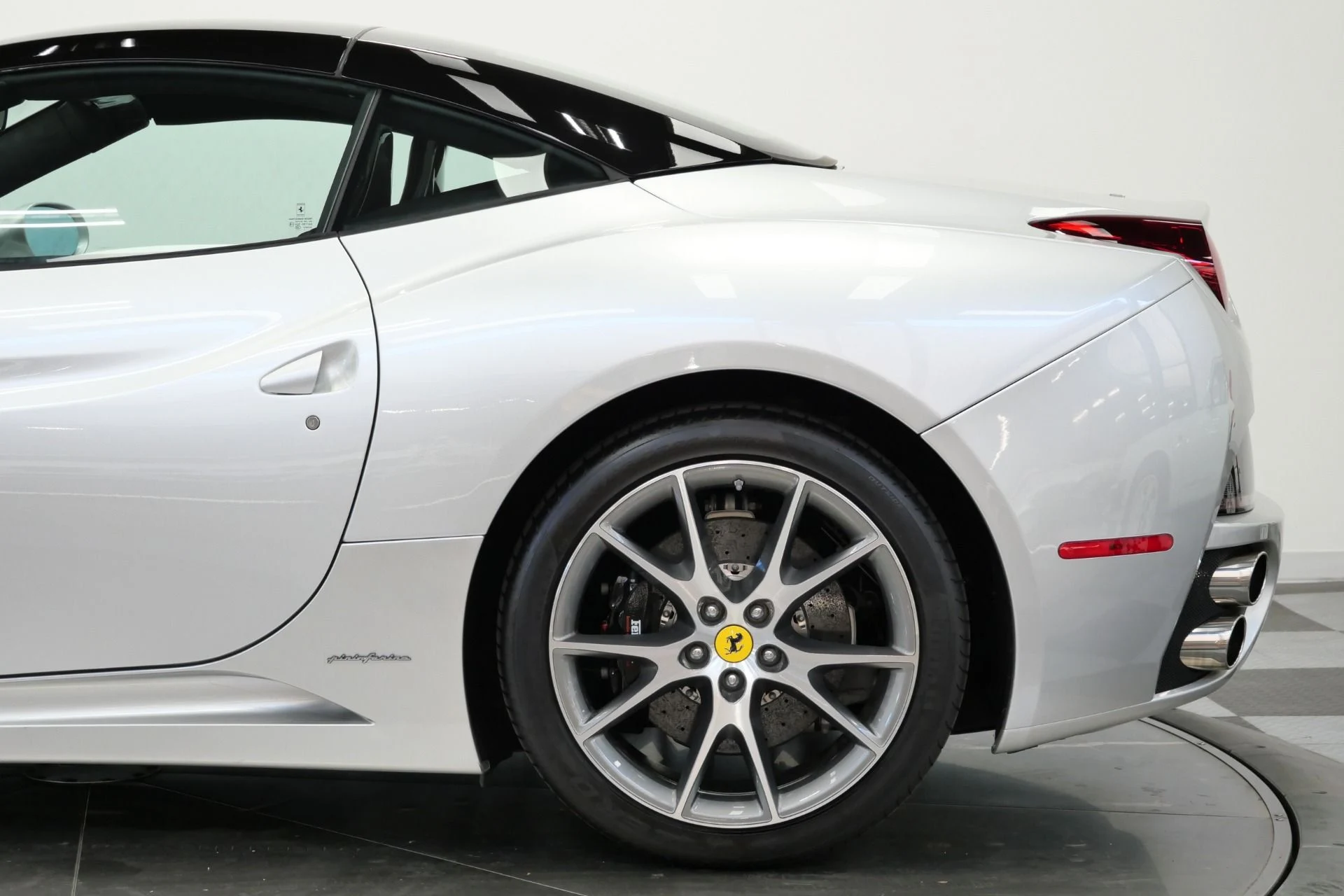 mph052_2538266730_Used_2011_Ferrari_California_Rare_Two_Tone_Paint_Rare_Carbon_Fiber_Bucket_Seats_Low_Miles_1788365594_7a0943914e