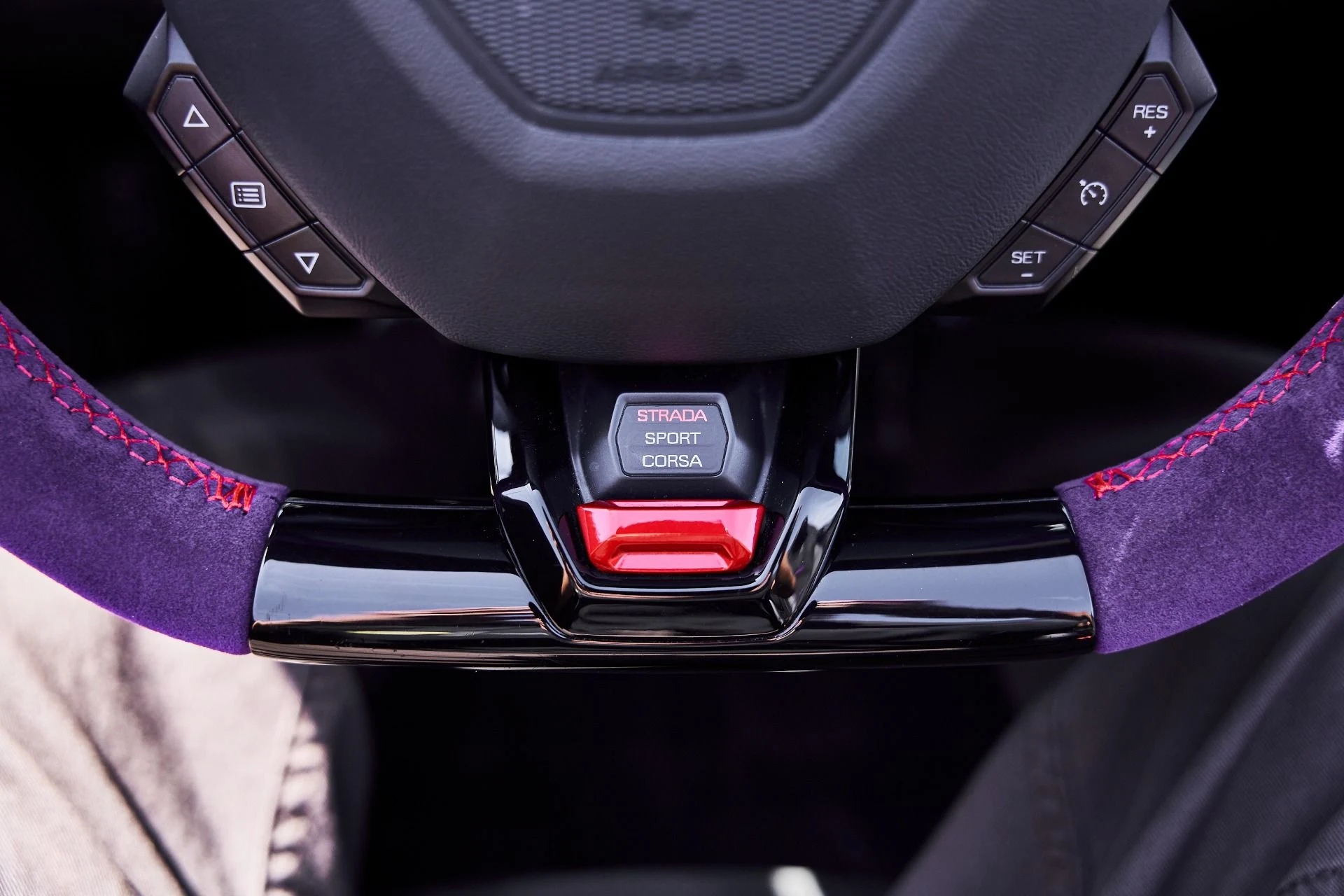 mph052_2542131553_Used_2024_Lamborghini_Huracan_EVO_Base_1776733924_55d22d138b