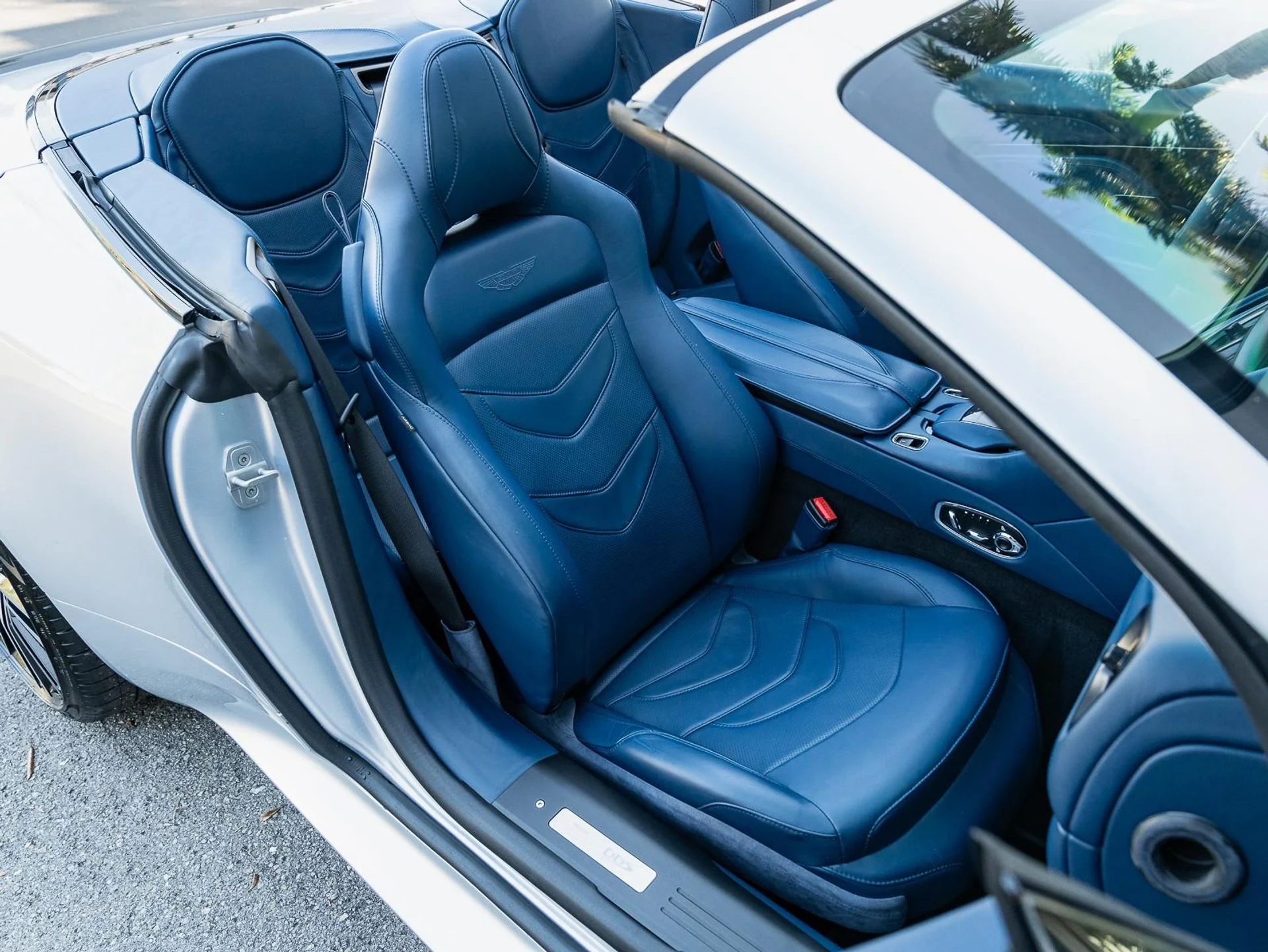 mph052_2582454487_Used_2020_Aston_Martin_DBS_Superleggera_1764795986_8f03e510c8