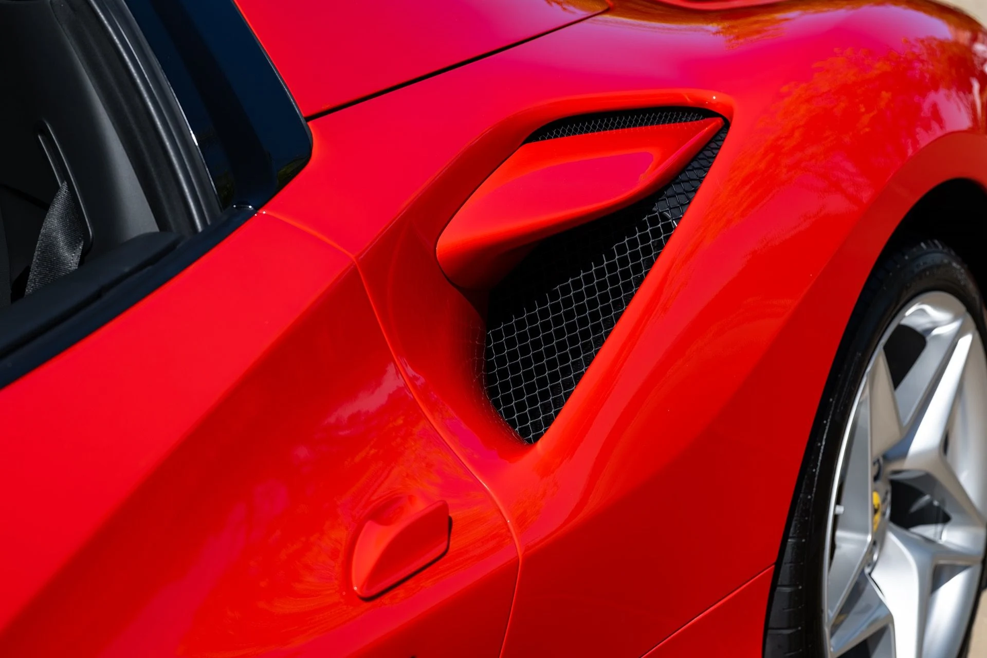 mph052_2642016185_Used_2022_Ferrari_F8_Spider_1791574017_97d2dab41d