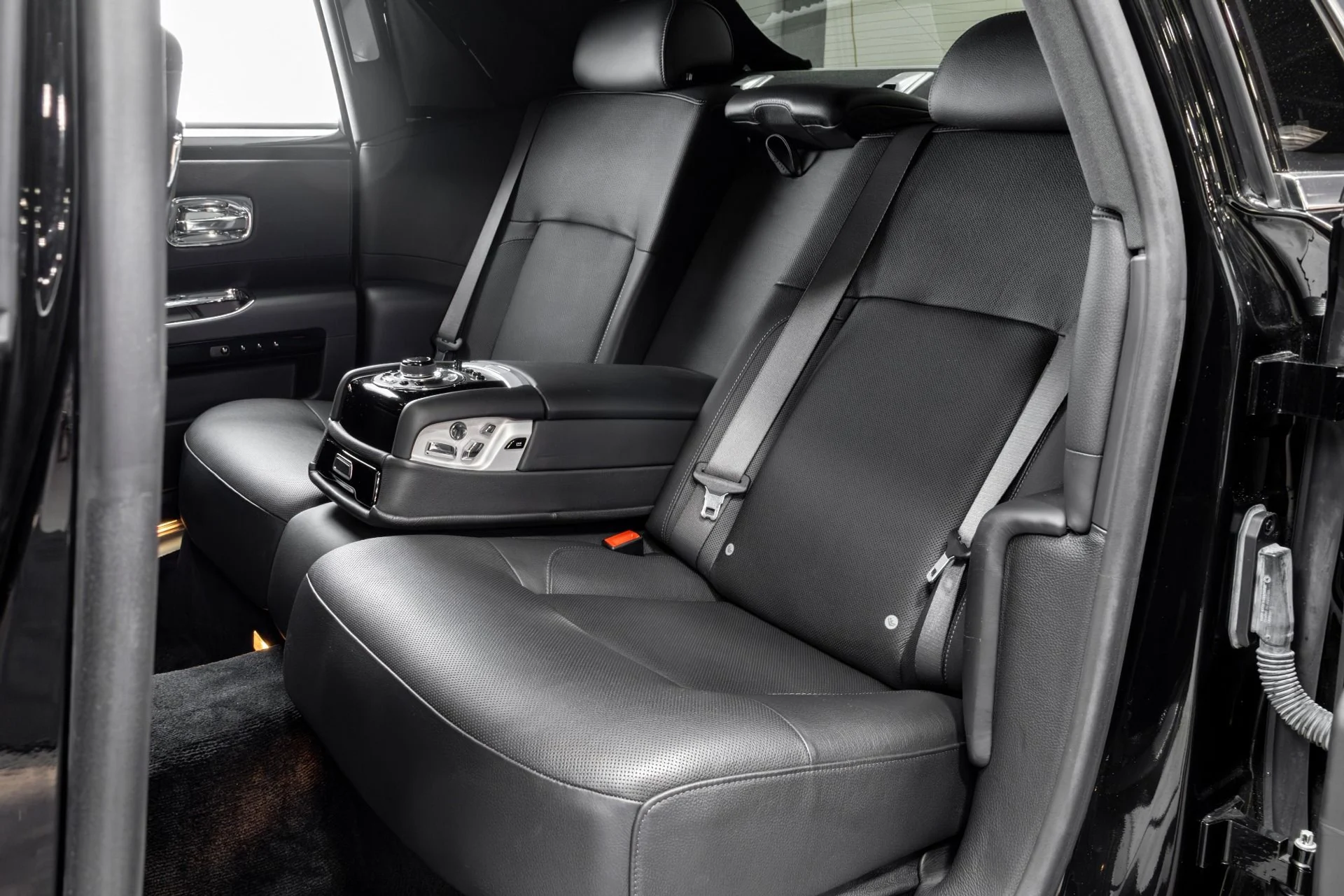 mph052_2718629575_Used_2011_Rolls_Royce_Ghost_Base_1762877304_6e2ce8a953