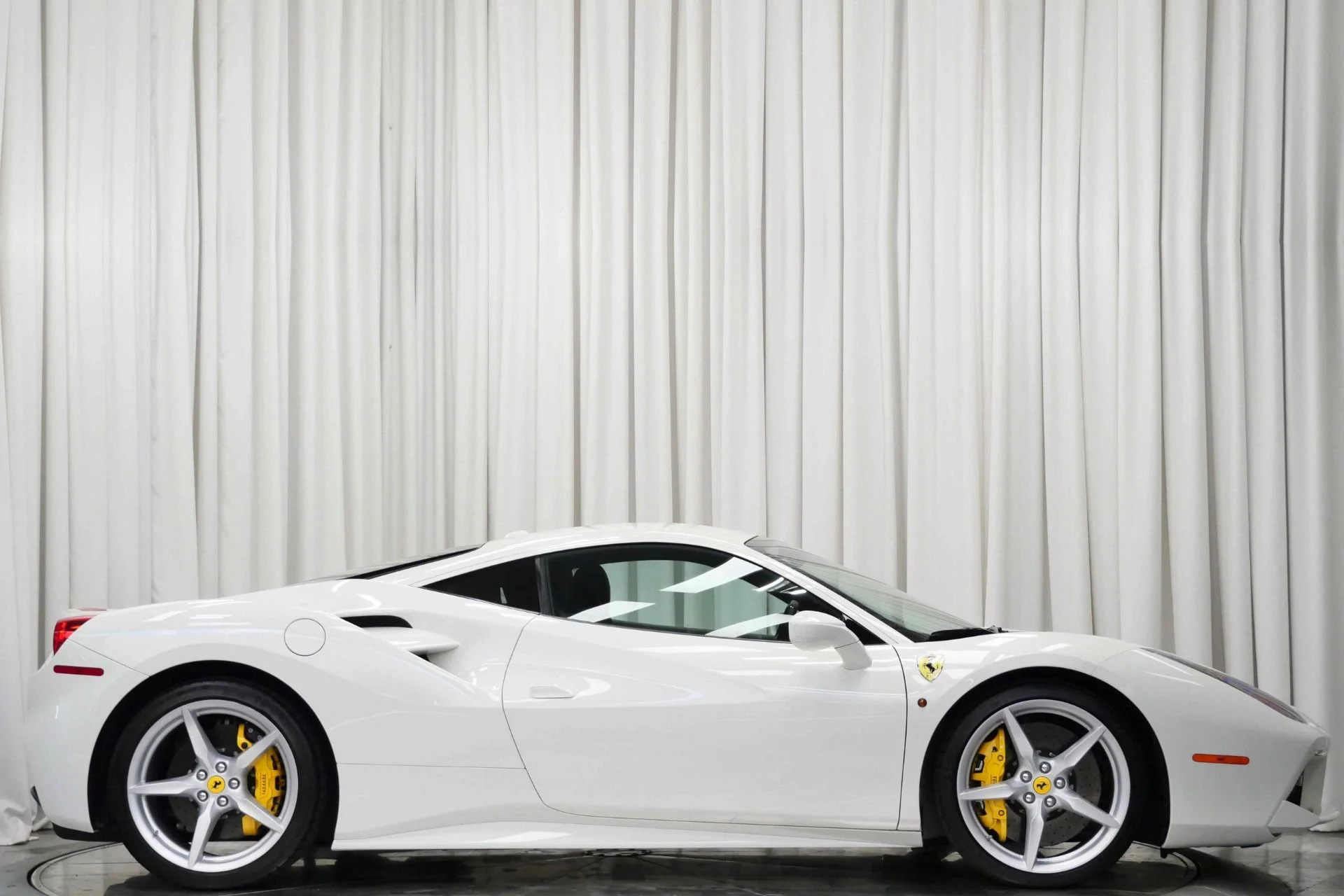 mph052_2731270990_Used_2018_Ferrari_488_GTB_1755879022_4f671eb483