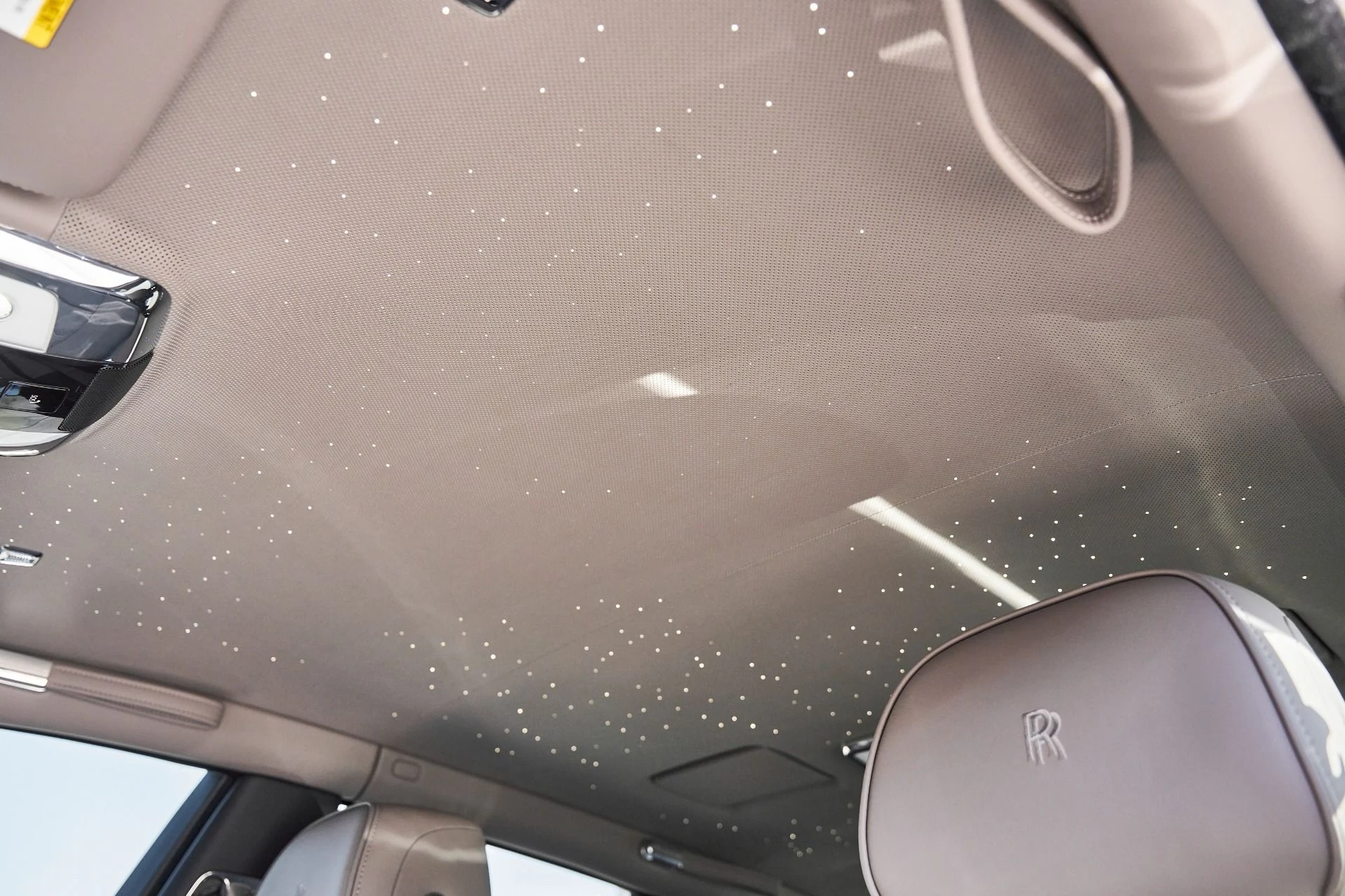 mph052_2758592100_Used_2025_Rolls_Royce_Phantom_Base_1769480966_7b6a6c16a2