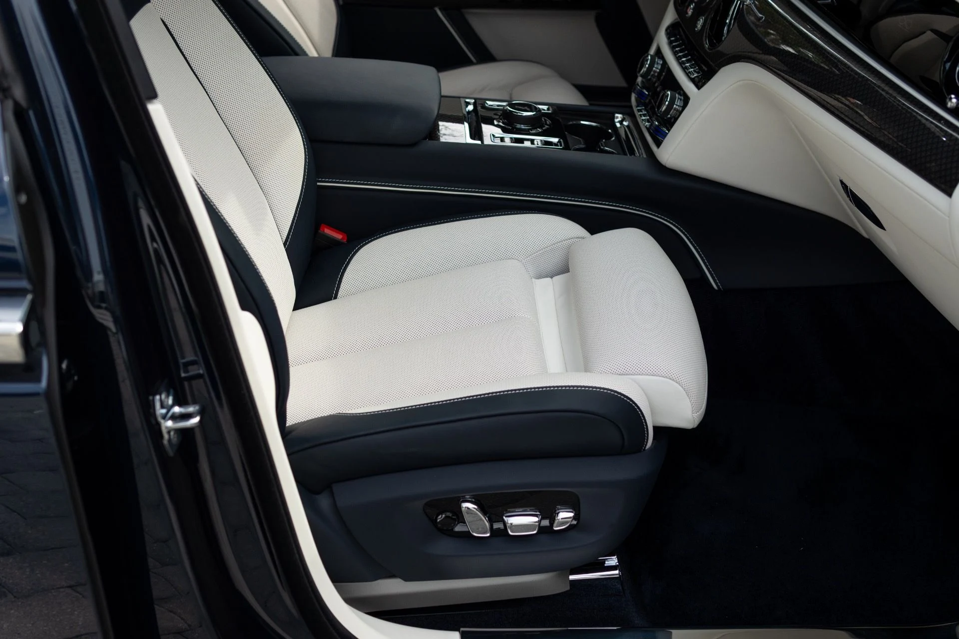 mph052_2811567300_Used_2023_Rolls_Royce_Black_Badge_Ghost_1765569637_61e1293e02