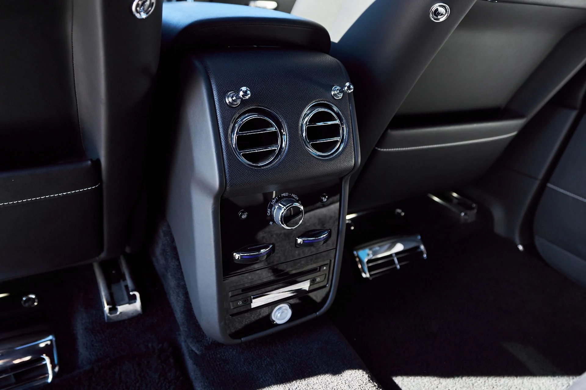 mph052_2834221338_Used_2019_Rolls_Royce_Cullinan_Base_1767201734_5dec834e7b