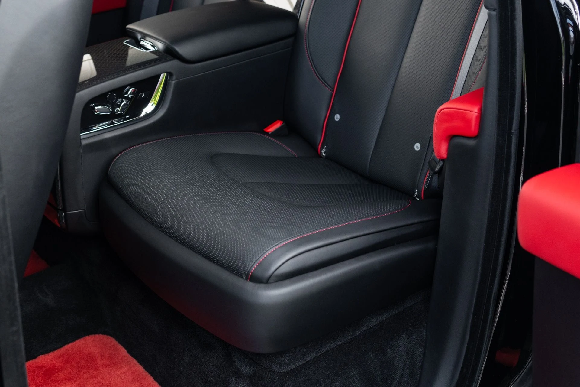 mph052_2892946417_Used_2022_Rolls_Royce_Black_Badge_Cullinan_1776130970_05870aab56