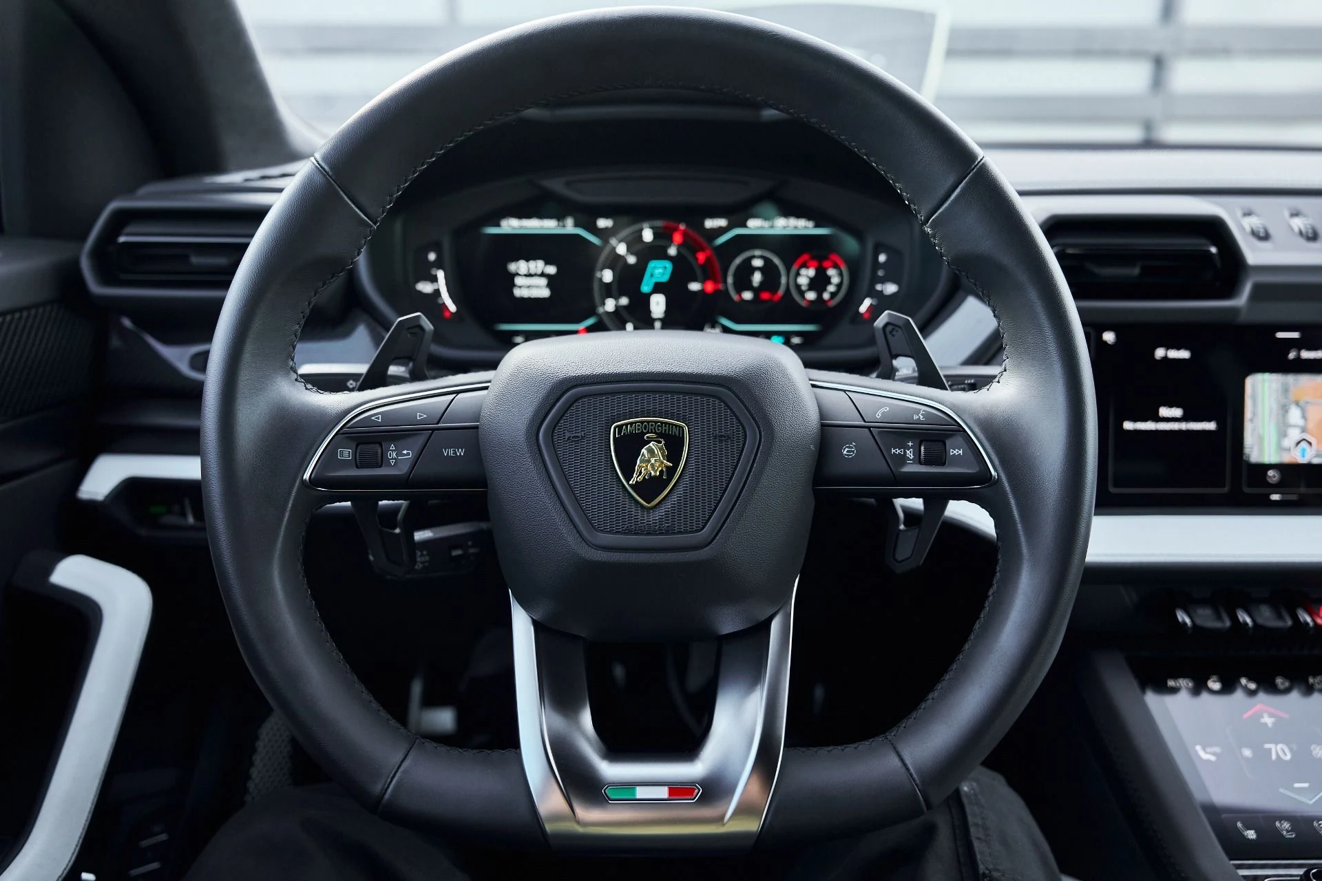 mph052_3100584921_Used_2025_Lamborghini_Urus_SE_1767720906_392d0c5ca9