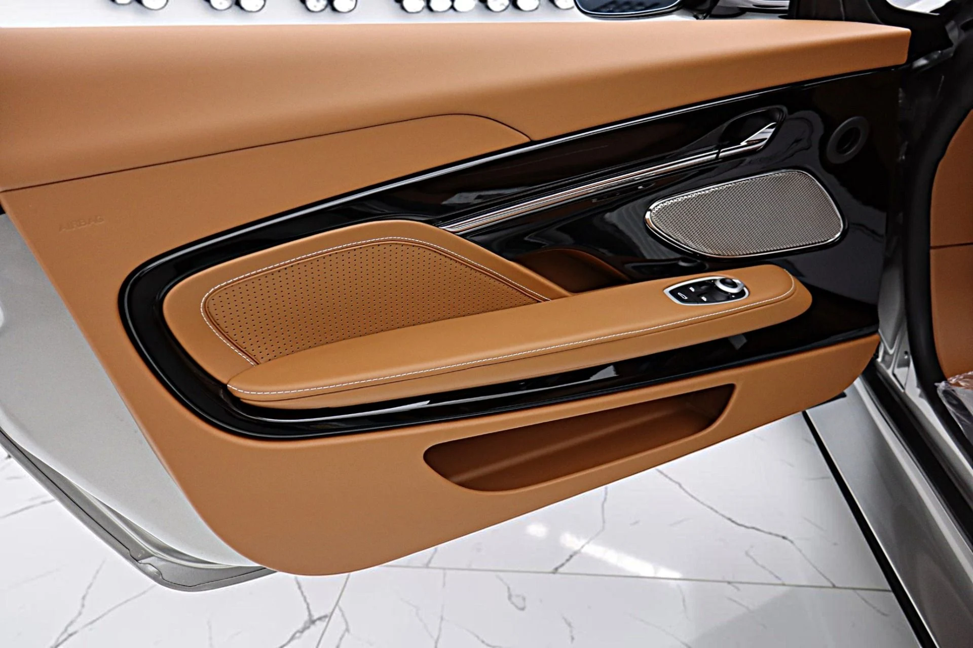 mph052_3100837065_New_2026_Aston_Martin_DB_12_S_Volante_7271077c06