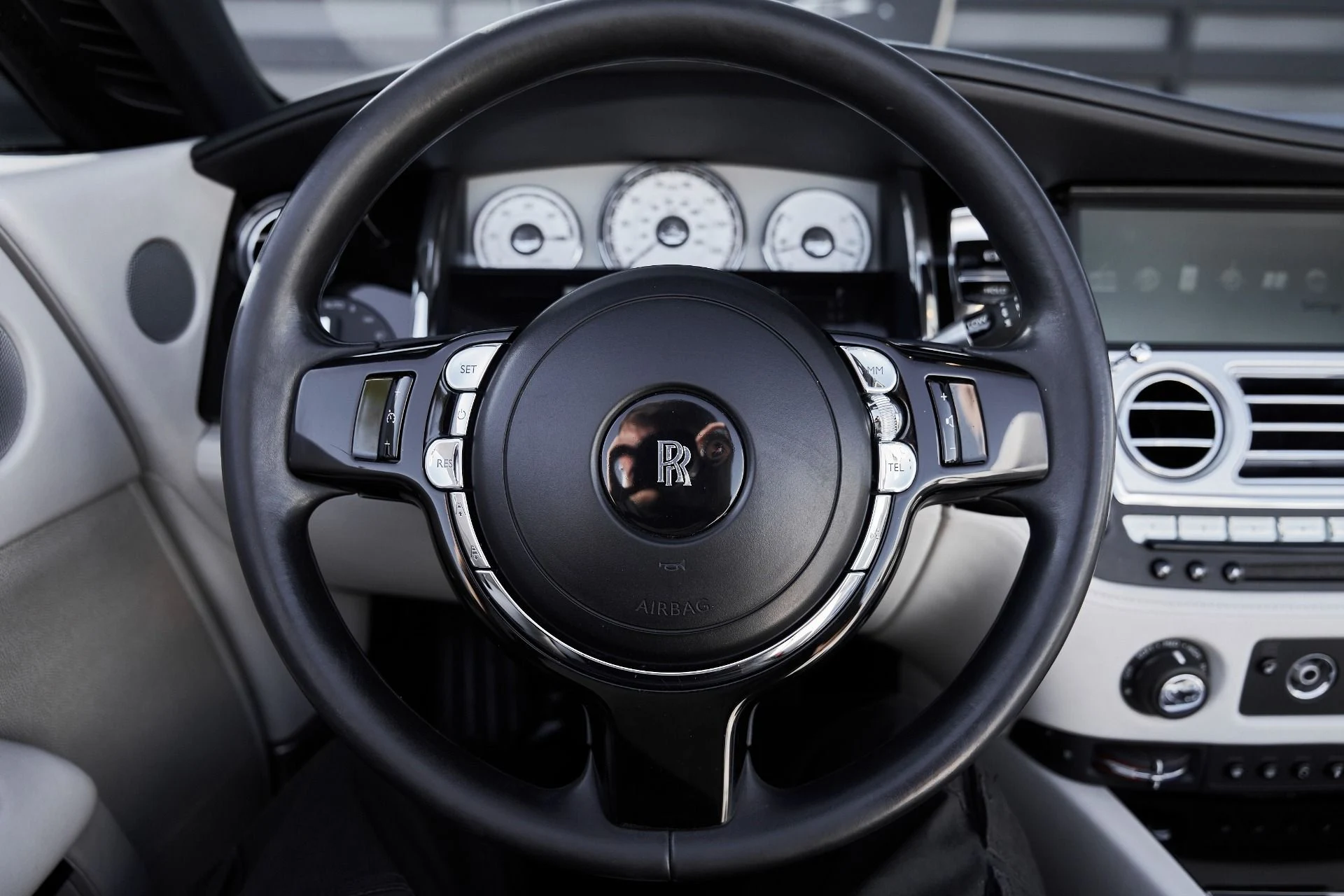 mph052_3104196522_Used_2016_Rolls_Royce_Dawn_Base_1770086761_cc98eeeea7