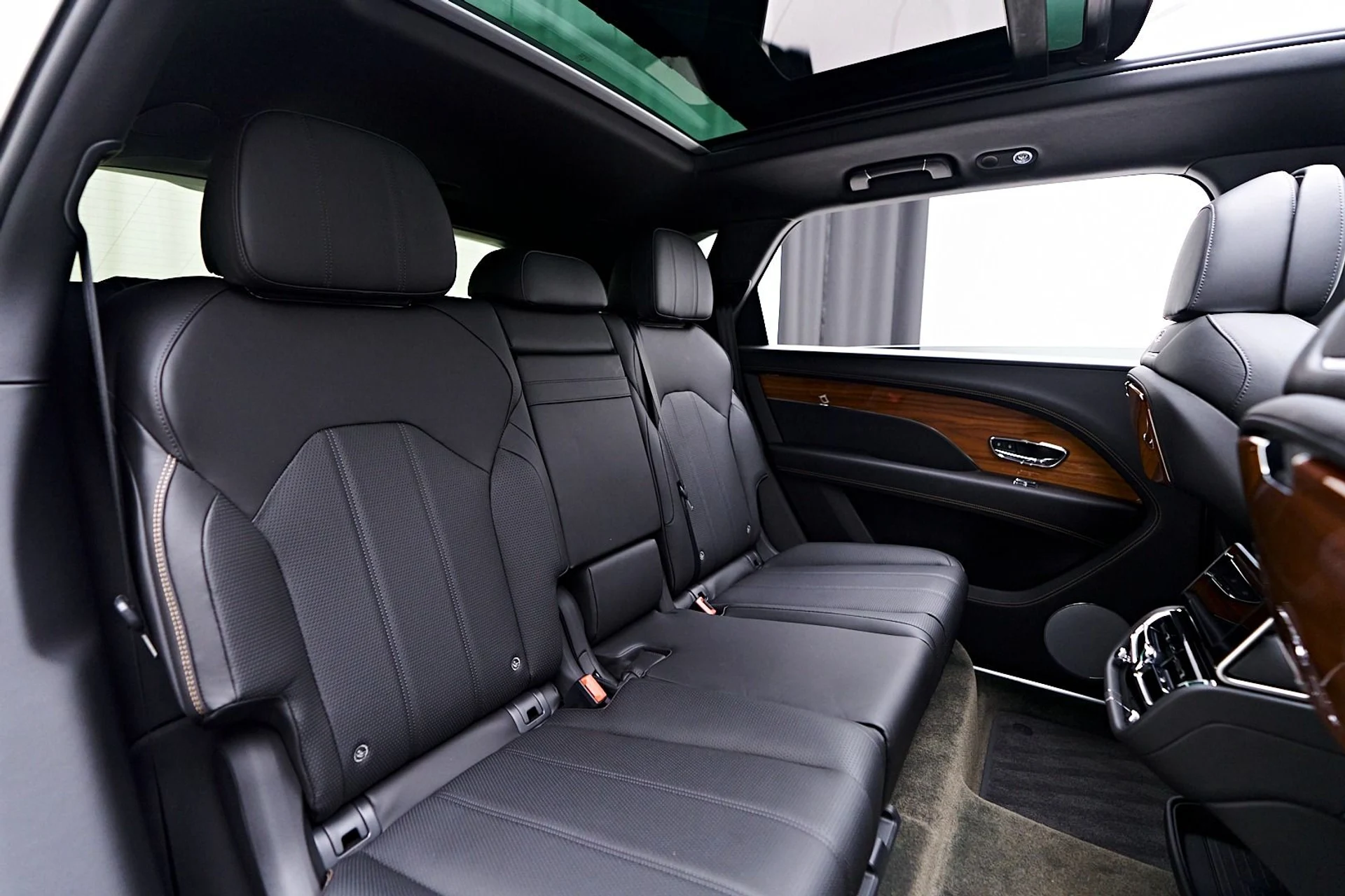 mph052_3136310063_Used_2023_Bentley_Bentayga_EWB_Azure_1745273088_e3a1c85b0b