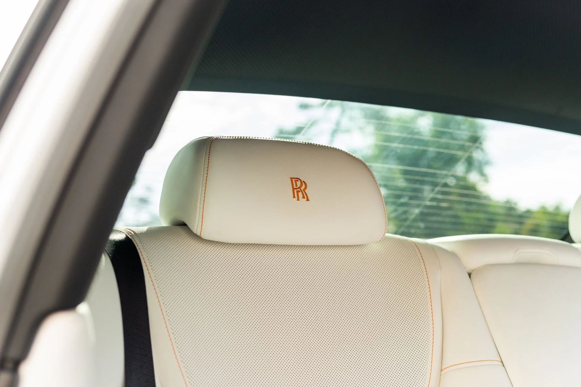 mph052_316113525_Used_2018_Rolls_Royce_Ghost_1765824060_4cf75cac2e