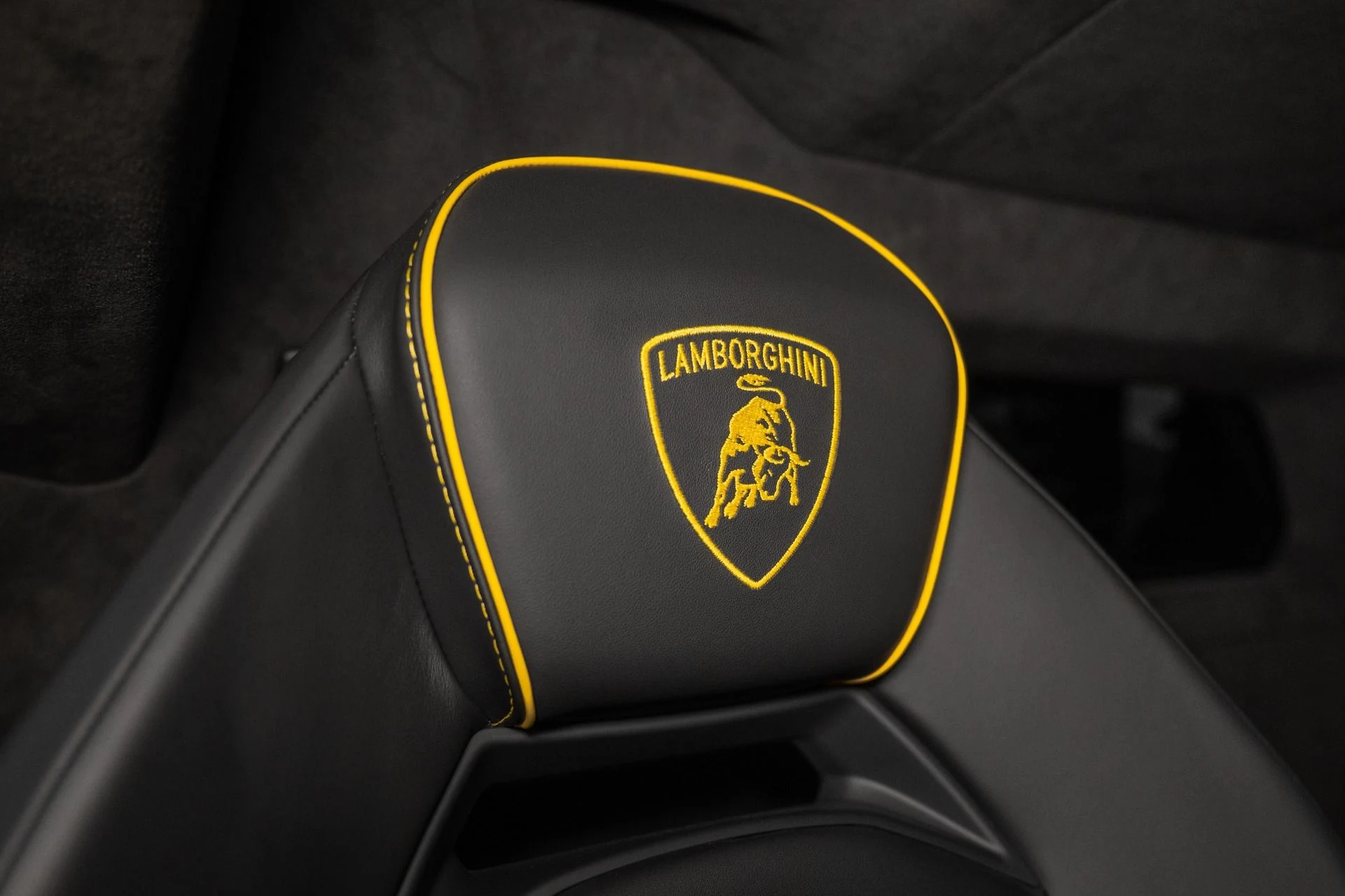 mph052_3213585448_Used_2024_Lamborghini_Revuelto_1760974364_6cb81cea47