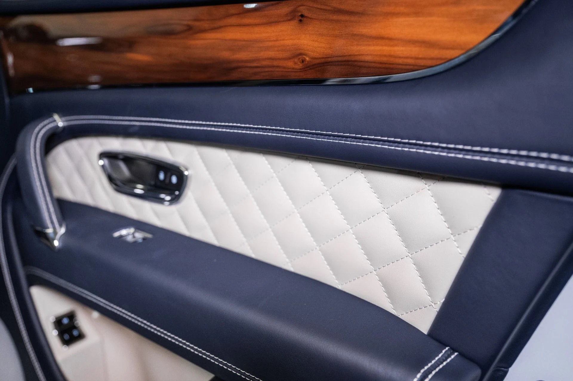 mph052_3239642118_Used_2019_Bentley_Bentayga_V8_1759420865_4a885f8bf5