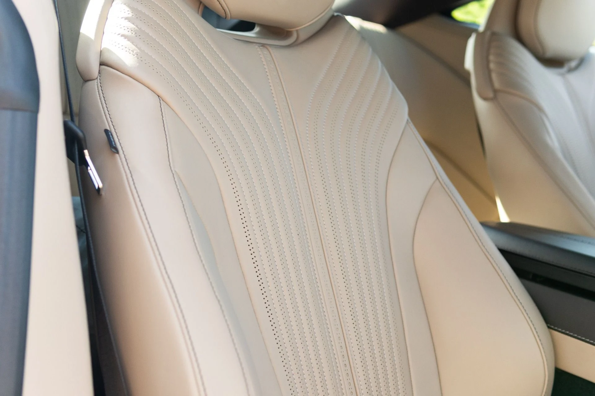 mph052_3358053791_Used_2023_Aston_Martin_DB_11_V8_1765580220_c0ad47202f