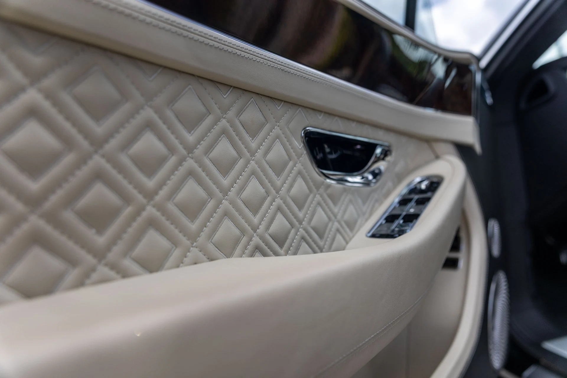 mph052_3451346007_Hi_Tech_Luxury_Imports_LLC_SCBCG_2_ZG_6_NC_090901_image_52_5b16480320