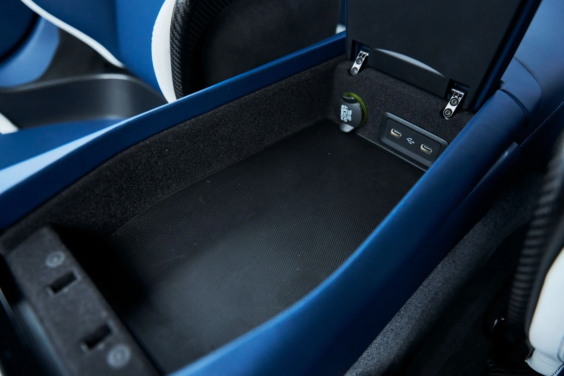 mph052_3462271669_Used_2024_Aston_Martin_DB_12_1772677990_0ece18871d