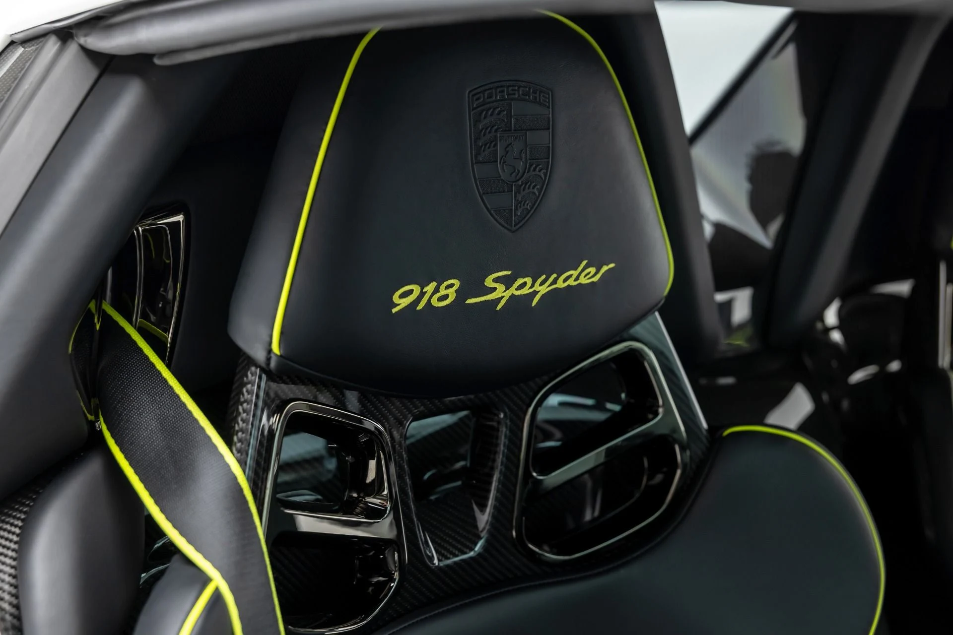 mph052_3465170886_Used_2015_Porsche_918_Spyder_1740676476_9cb6120d6c