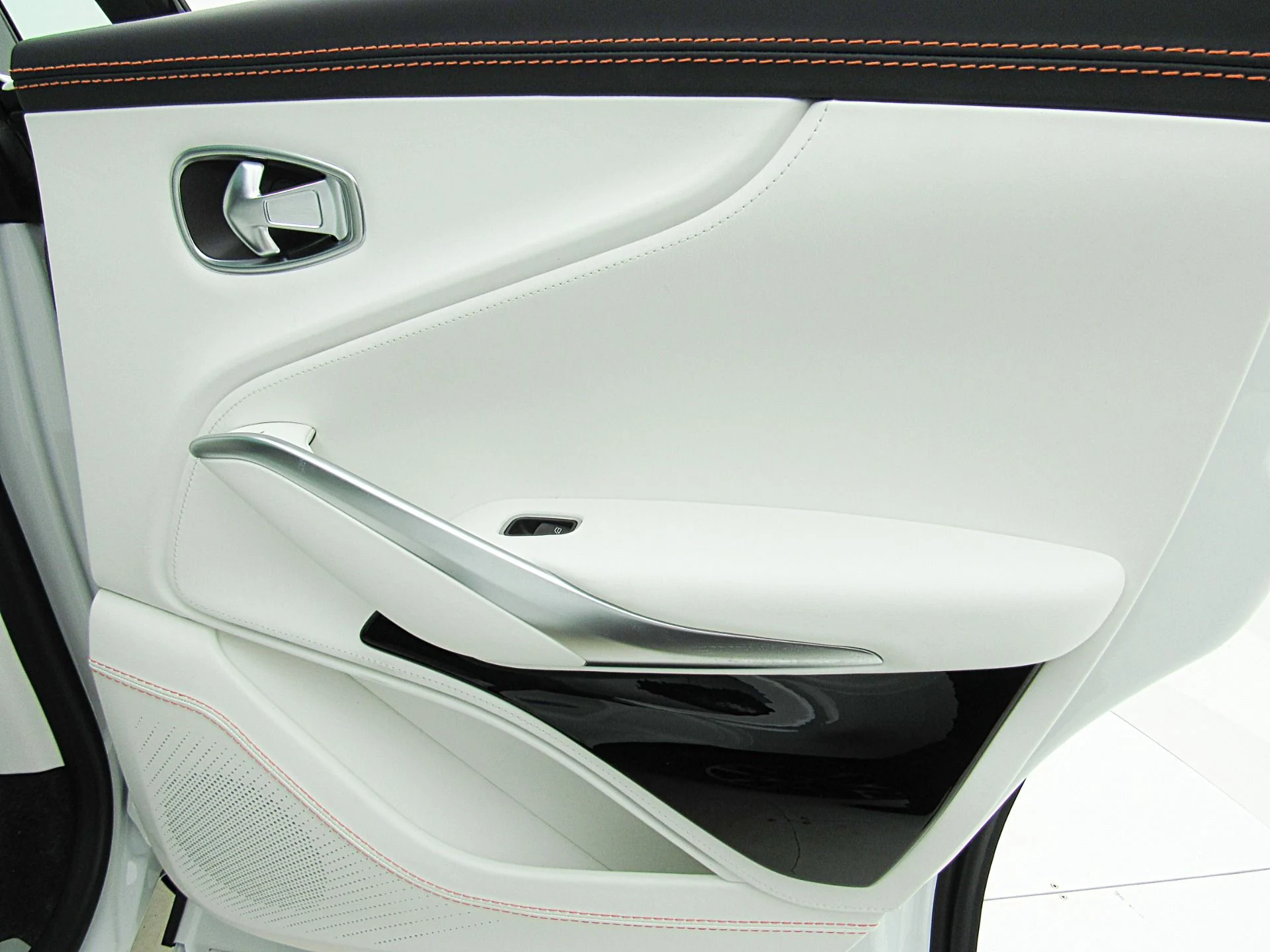 mph052_3501482320_Used_2023_Aston_Martin_DBX_707_399a1c6d07