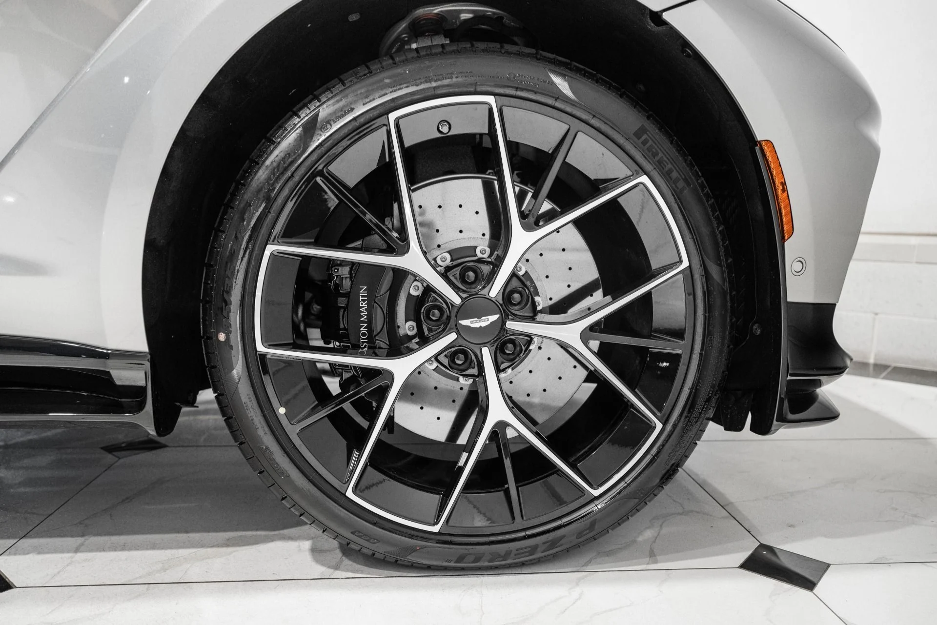 mph052_3523018110_New_2026_Aston_Martin_DBX_707_1786372165_0868543ef4