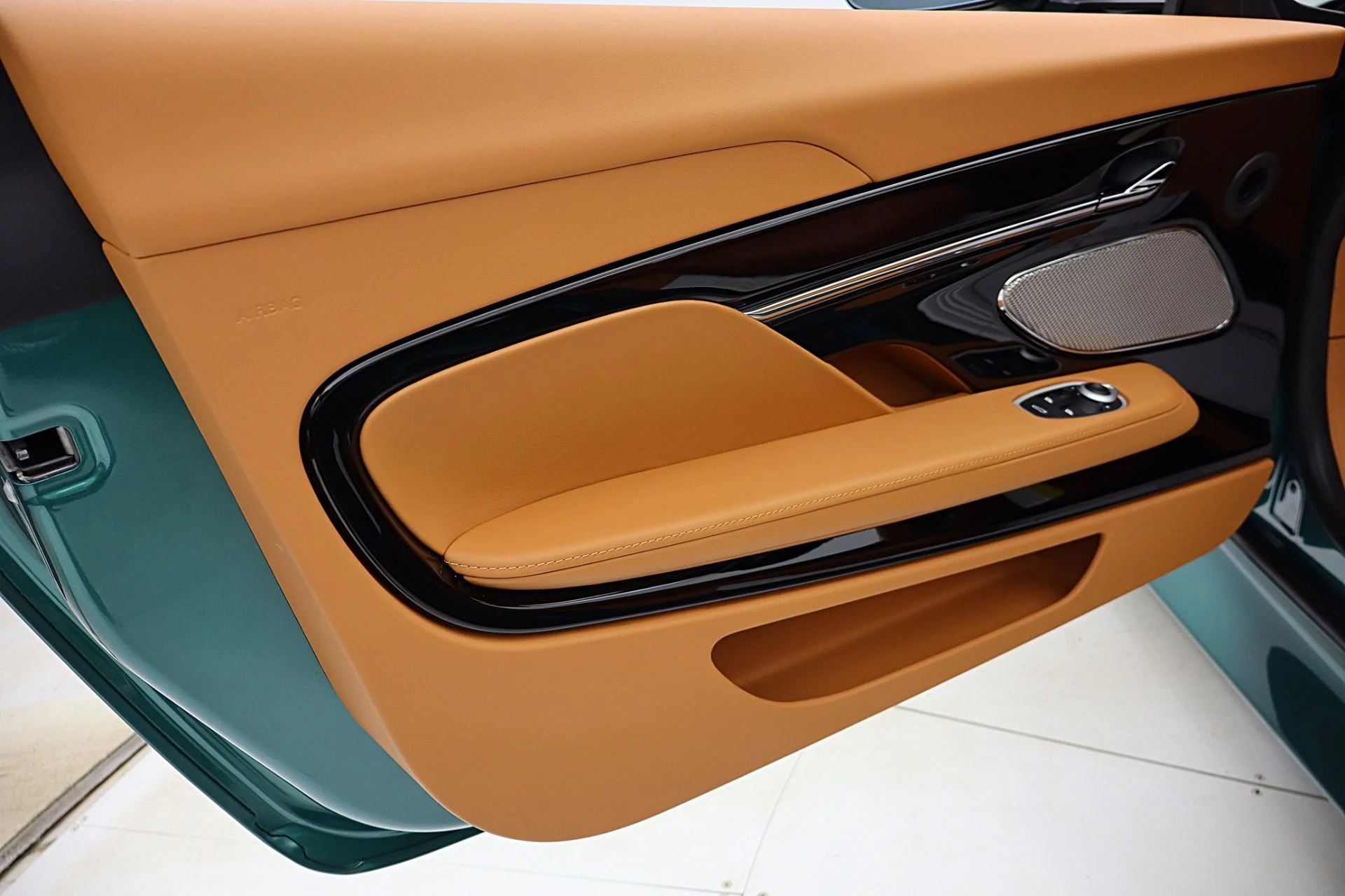 mph052_3580312104_New_2026_Aston_Martin_DB_12_Volante_d9700edae4