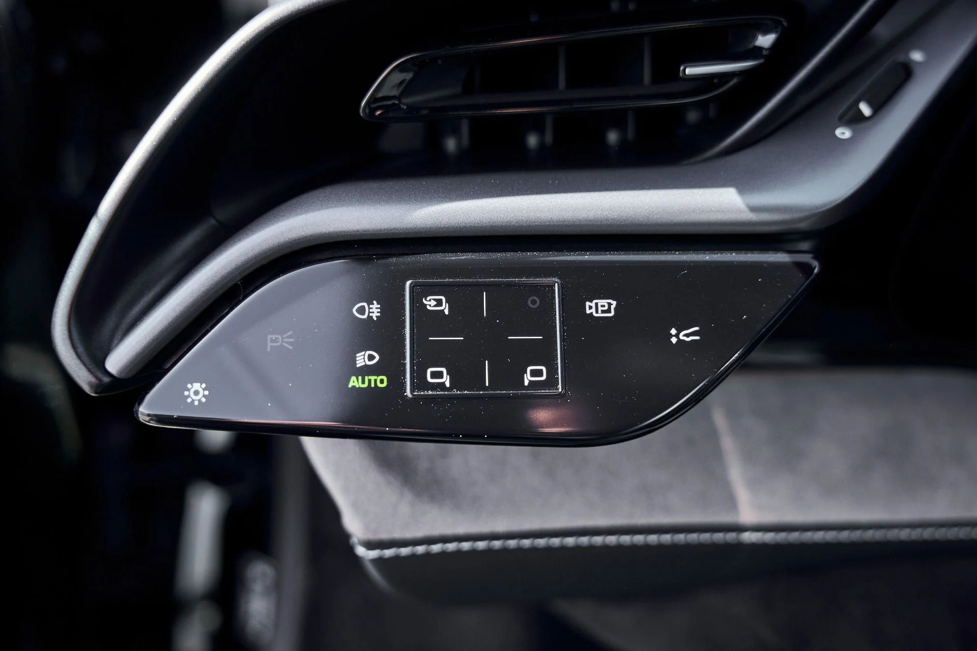 mph052_3608051467_Used_2023_Ferrari_SF_90_Stradale_Base_1771034671_7e318c514e