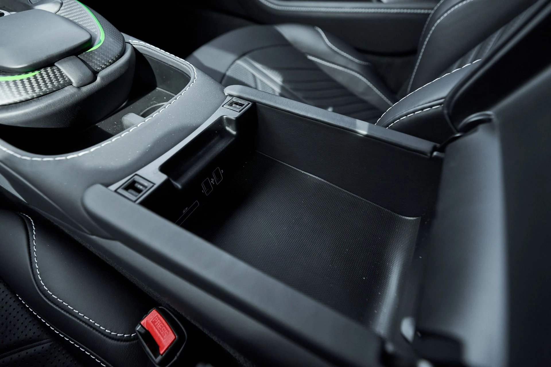 mph052_3757826077_Used_2023_Aston_Martin_Vantage_Base_1762913663_48afaced36