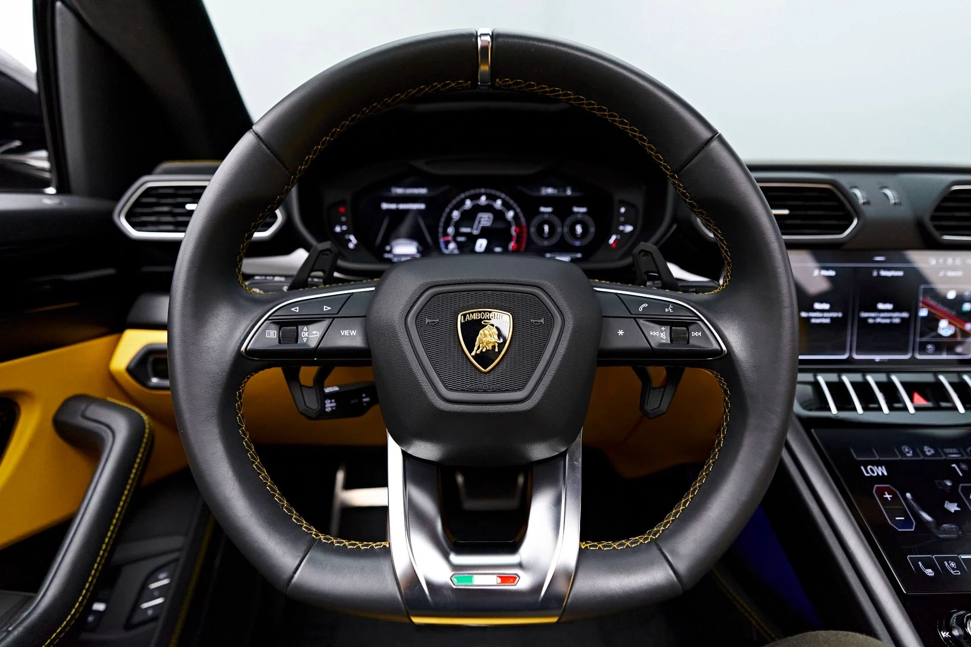 mph052_3801268578_Used_2022_Lamborghini_Urus_1714440387_4f69317ab8