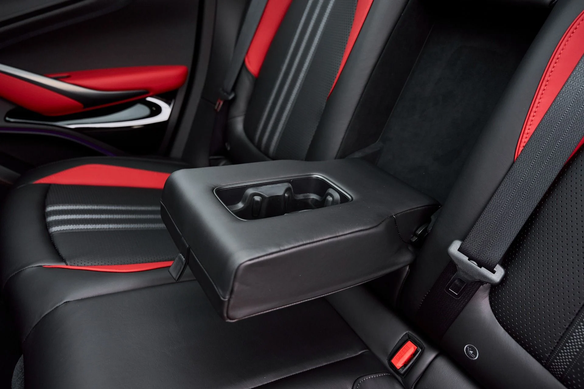 mph052_3858734850_Used_2025_Aston_Martin_DBX_707_1766785385_c9266f2117