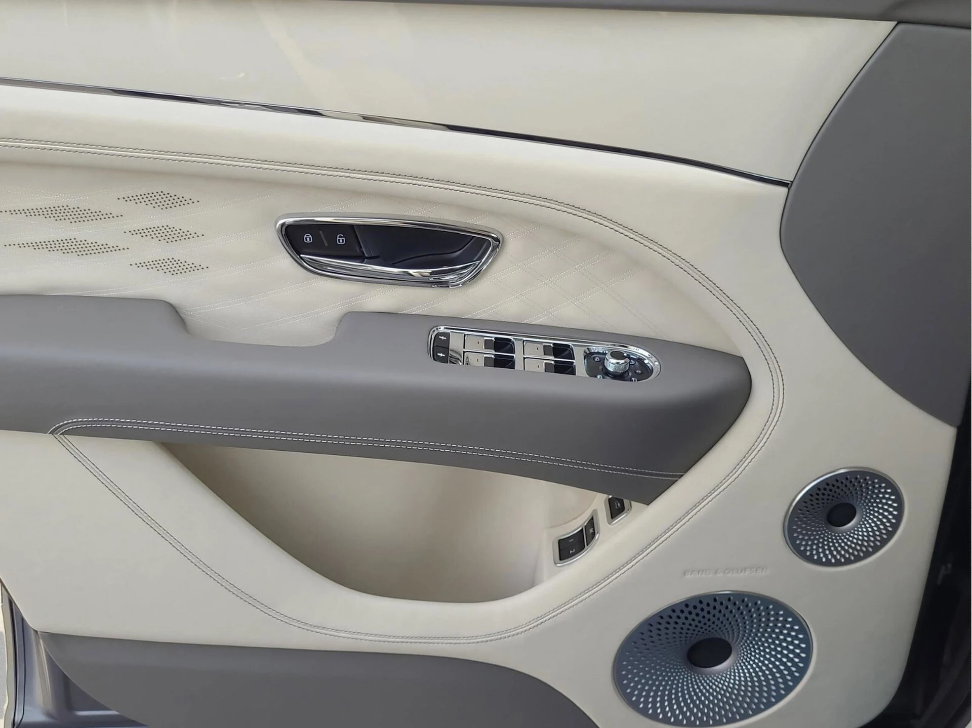 mph052_3908309014_6e0e5809d0b5764307c7b9a2c134c657x_65c27510e9