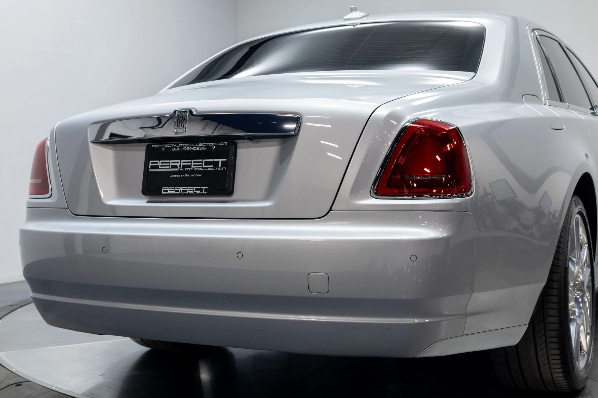 mph052_3924253330_Used_2015_Rolls_Royce_Ghost_1760219601_fcc38ed638