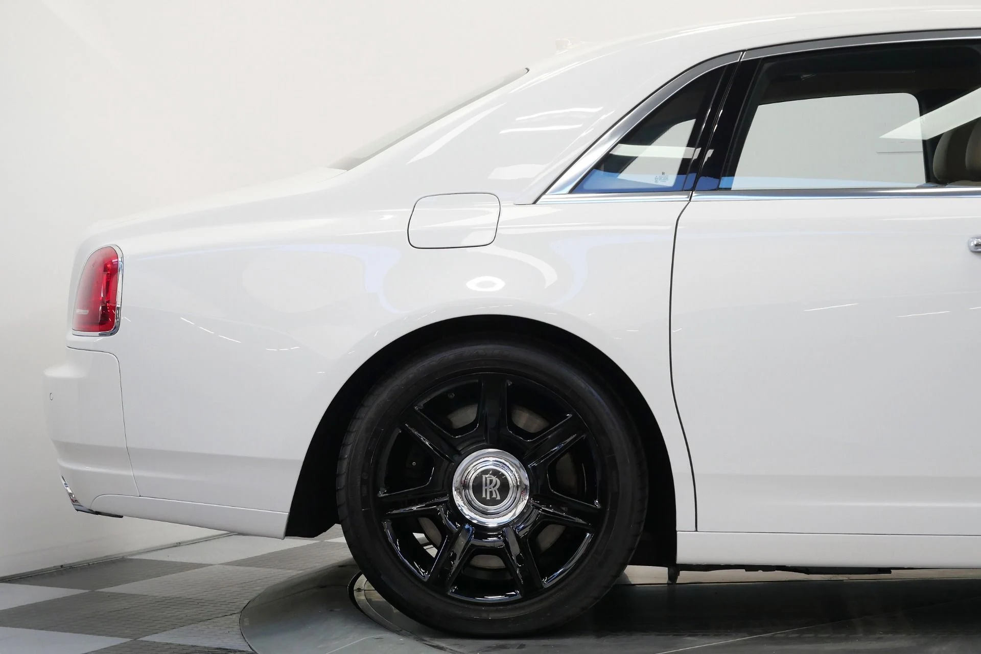 mph052_3993902345_Used_2013_Rolls_Royce_Ghost_Rear_Theatre_Configuration_Sunroof_Picnic_Tables_1765817779_f87e2d2968