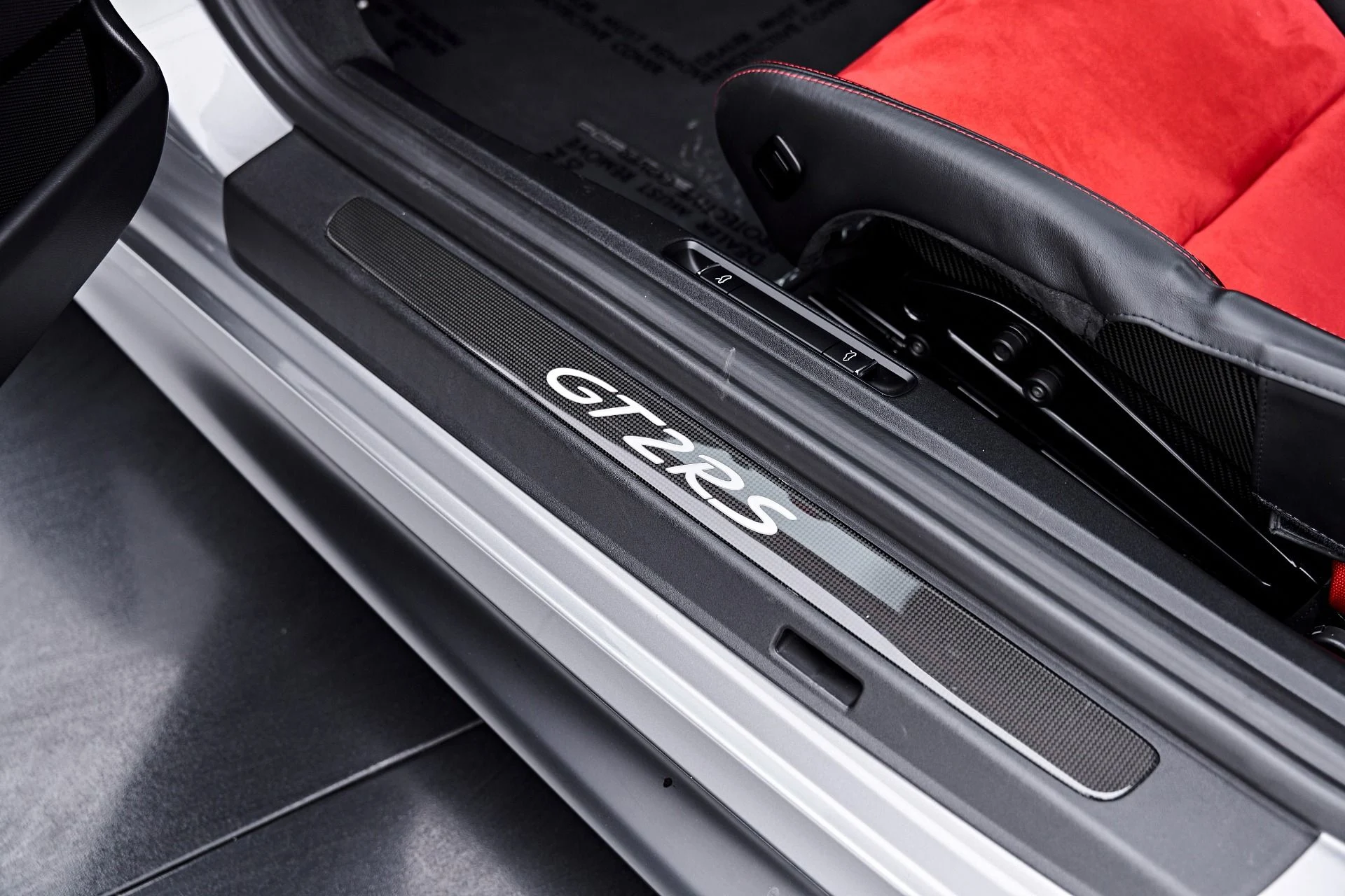 mph052_4175079310_Used_2019_Porsche_911_GT_2_RS_1788559260_65f2c140f4