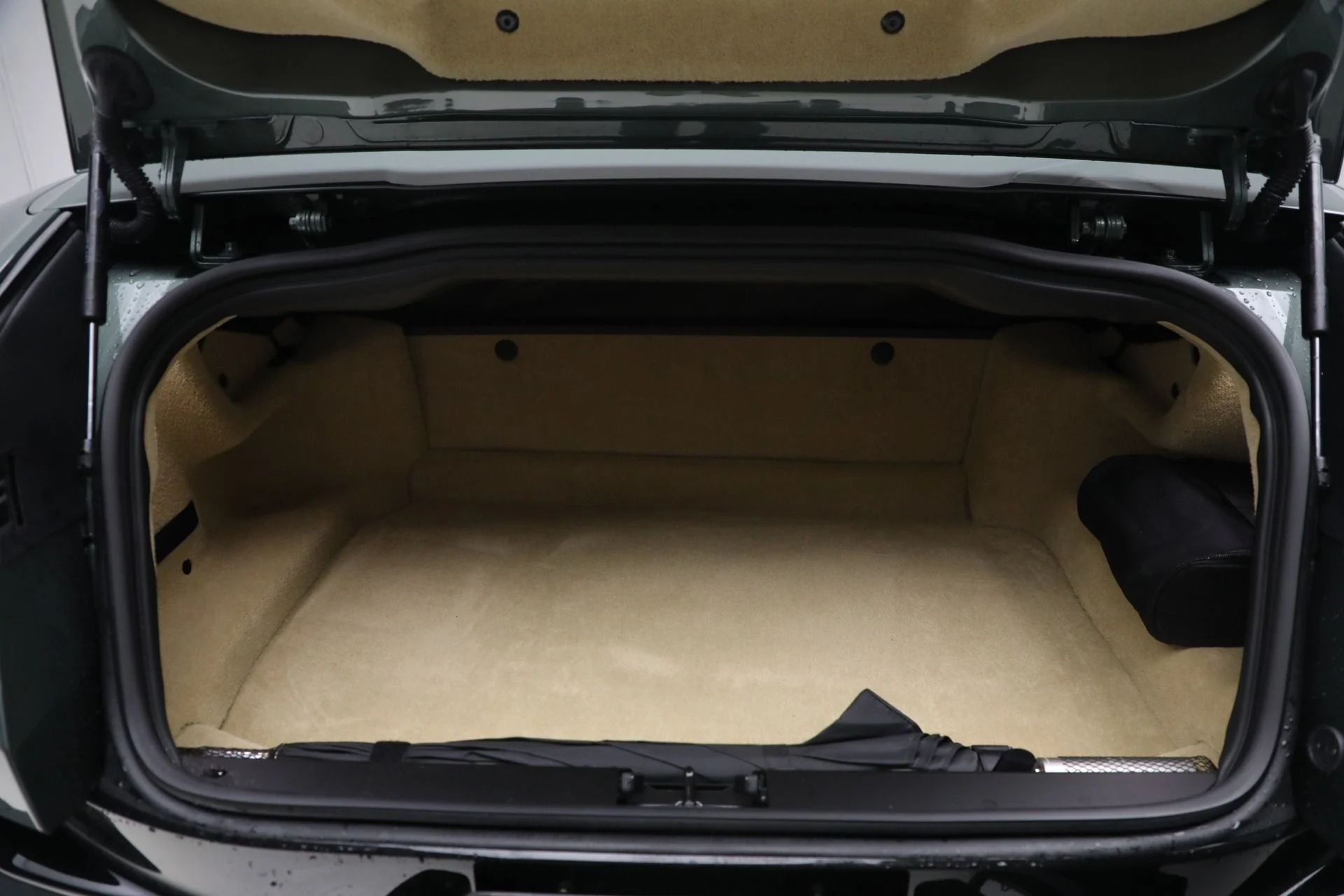 mph052_442342989_New_2025_Aston_Martin_DB_12_Volante_125f6c2bd0