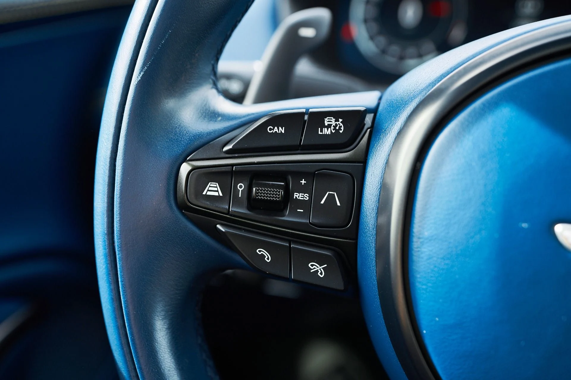 mph052_446192604_Used_2023_Aston_Martin_DBX_707_1762900399_04b7afa3d3