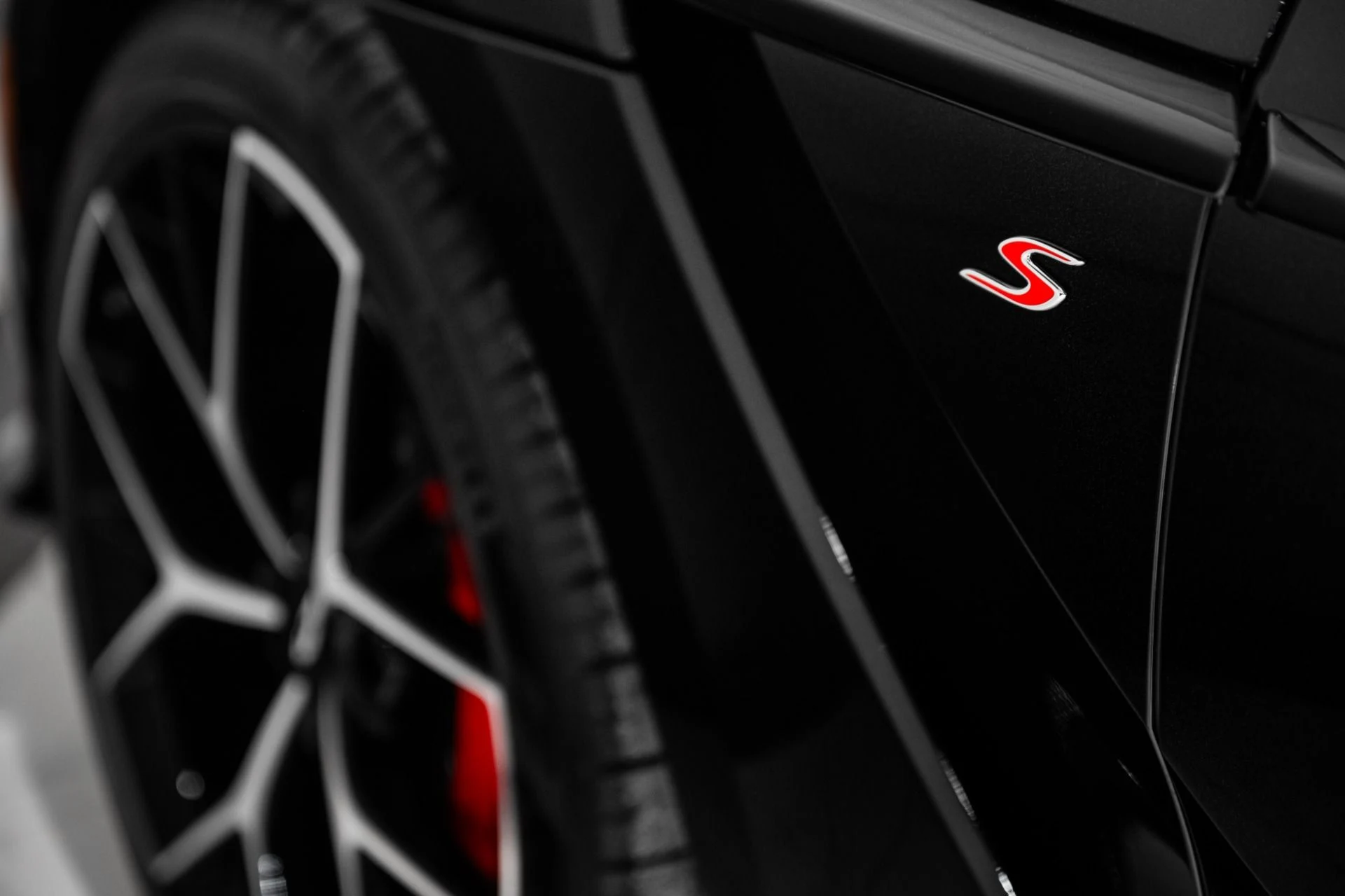 mph052_505078439_New_2026_Aston_Martin_DBX_S_1765985660_d10328e74c