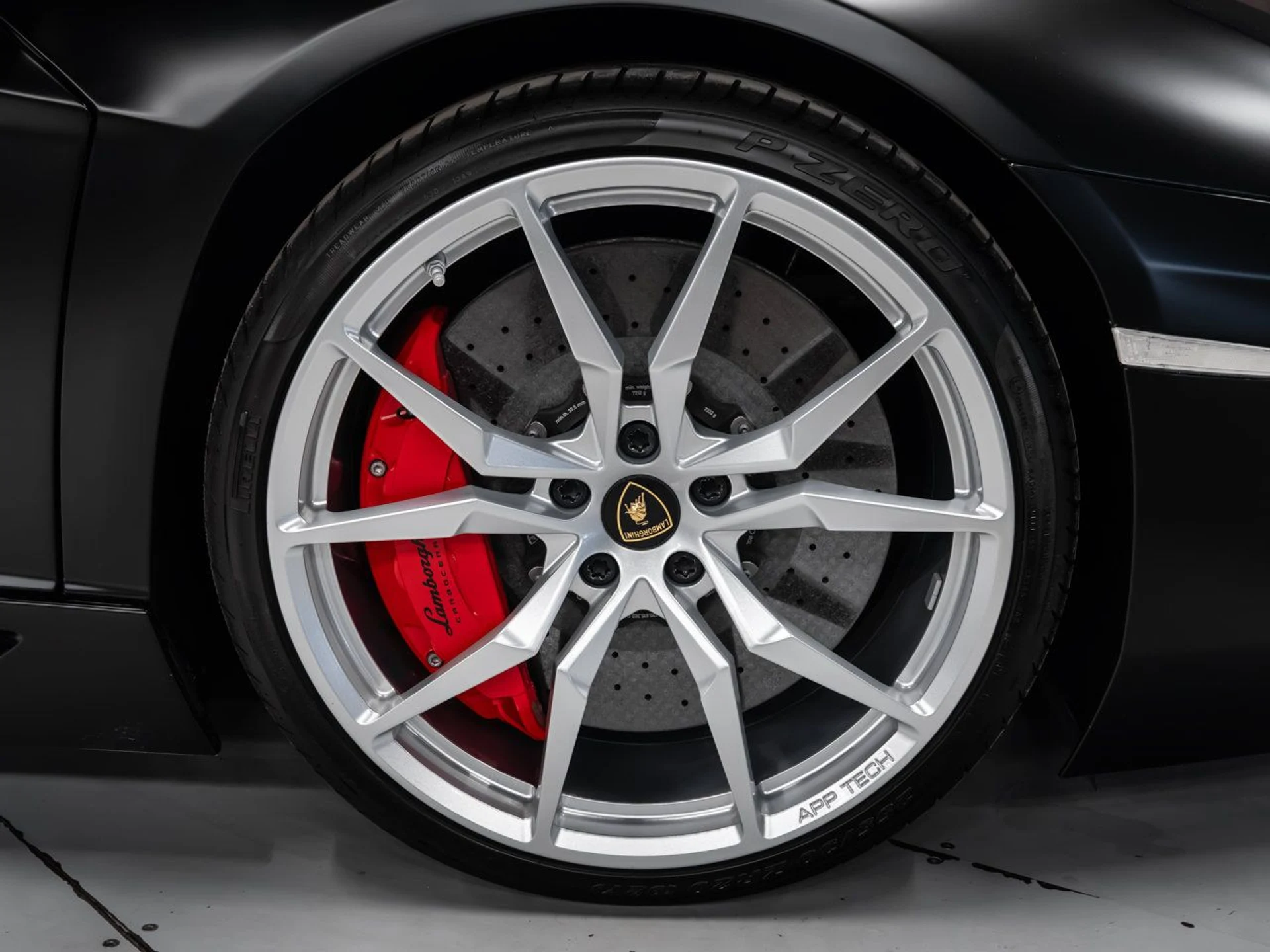 mph052_556529321_lamborghini_aventador_2017_26a21ac246