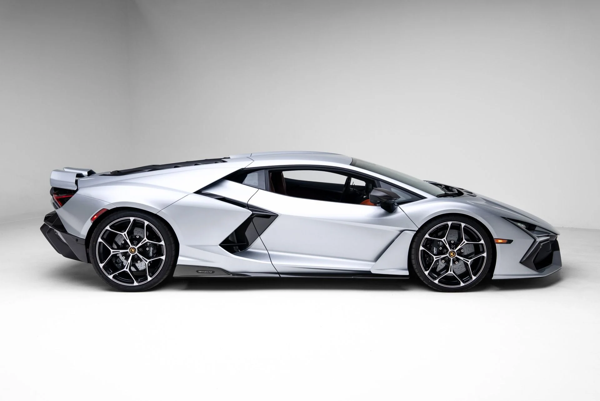 mph052_621095437_Used_2025_Lamborghini_Revuelto_1770663111_2c9e29ad6a