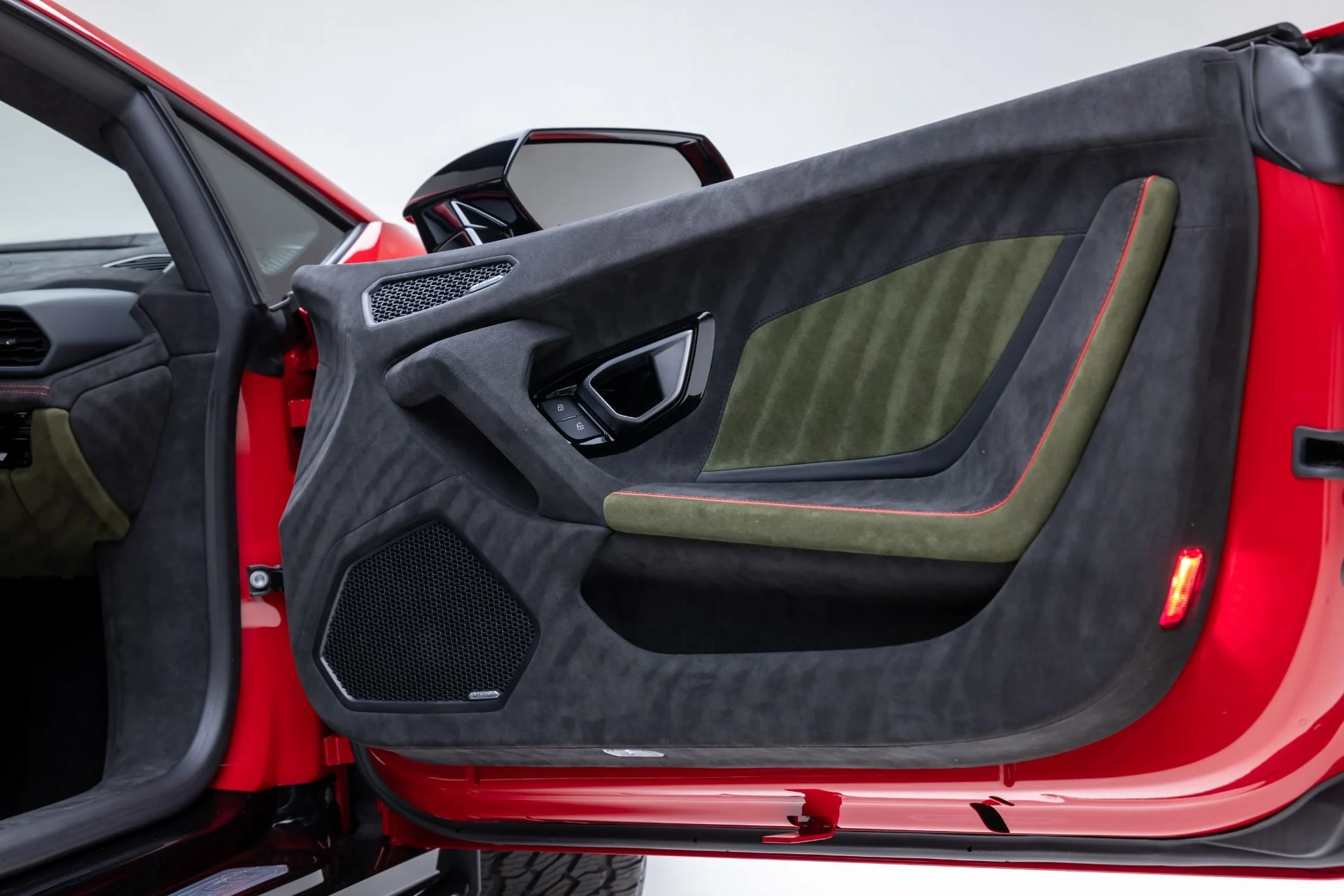 mph052_623719191_Used_2024_Lamborghini_Huracan_Sterrato_1765391926_b2c2ecf9d1