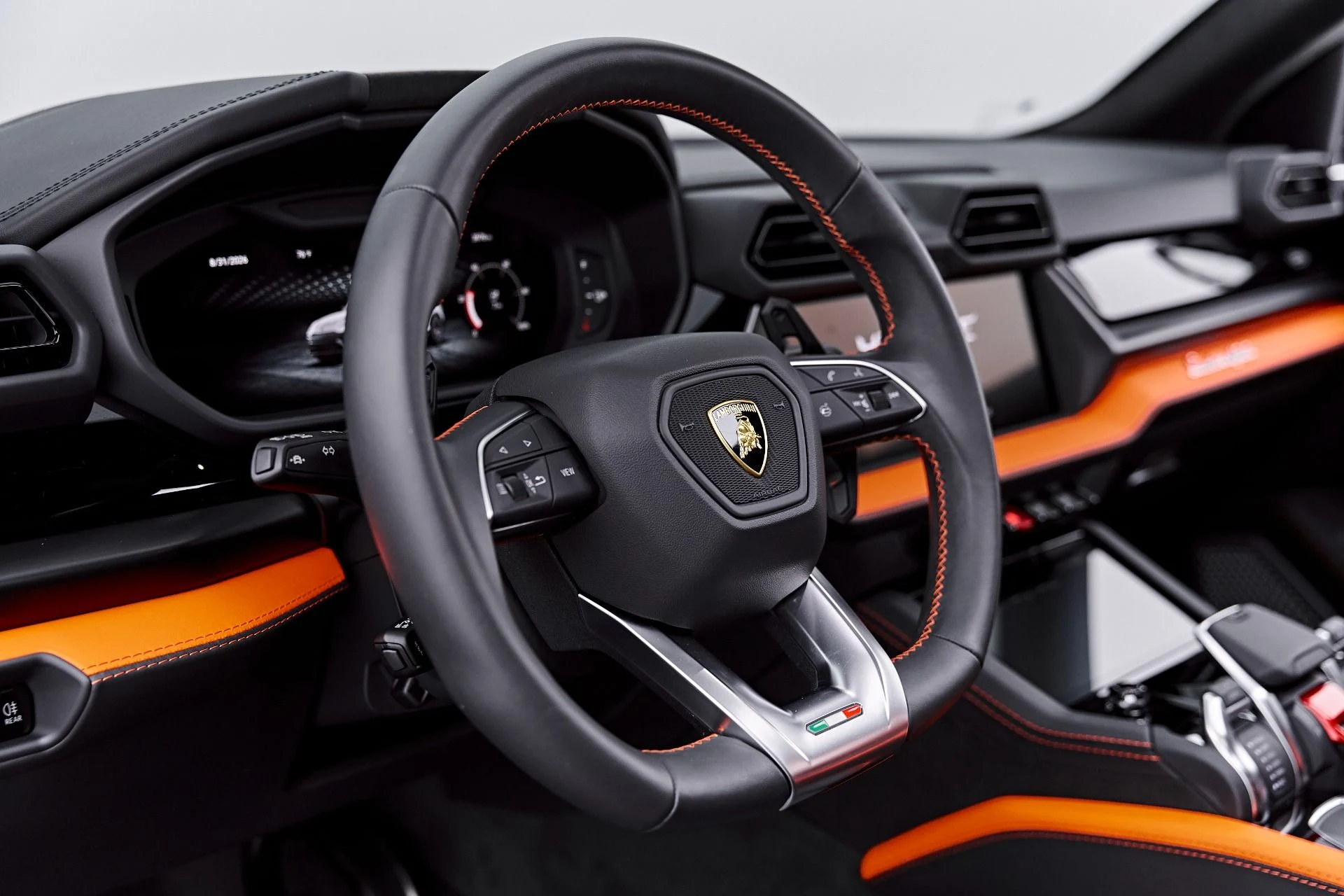 mph052_72043999_Used_2025_Lamborghini_Urus_SE_1788282745_db29c59d36