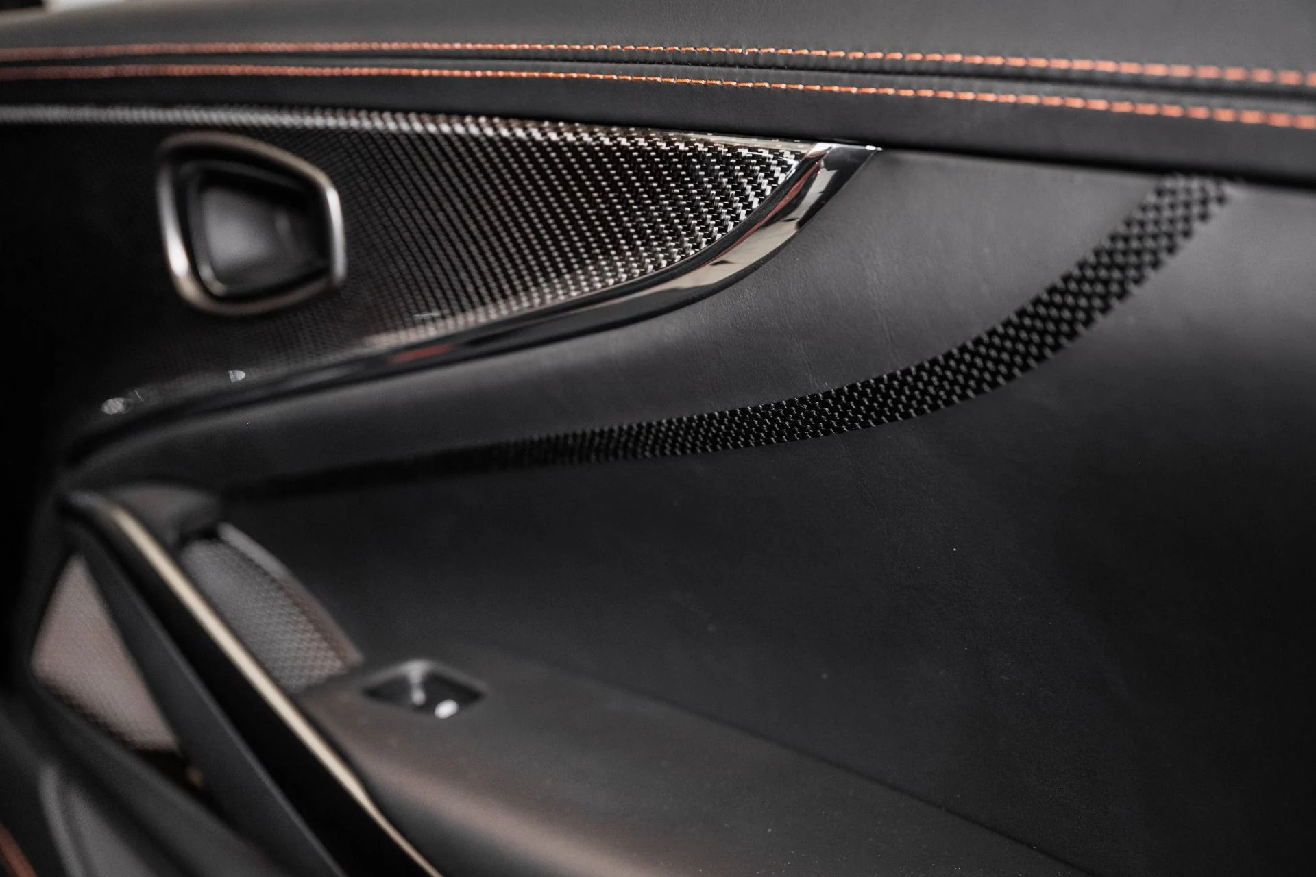 mph052_721631801_Used_2025_Aston_Martin_DBX_707_1748959342_7a02b8980e