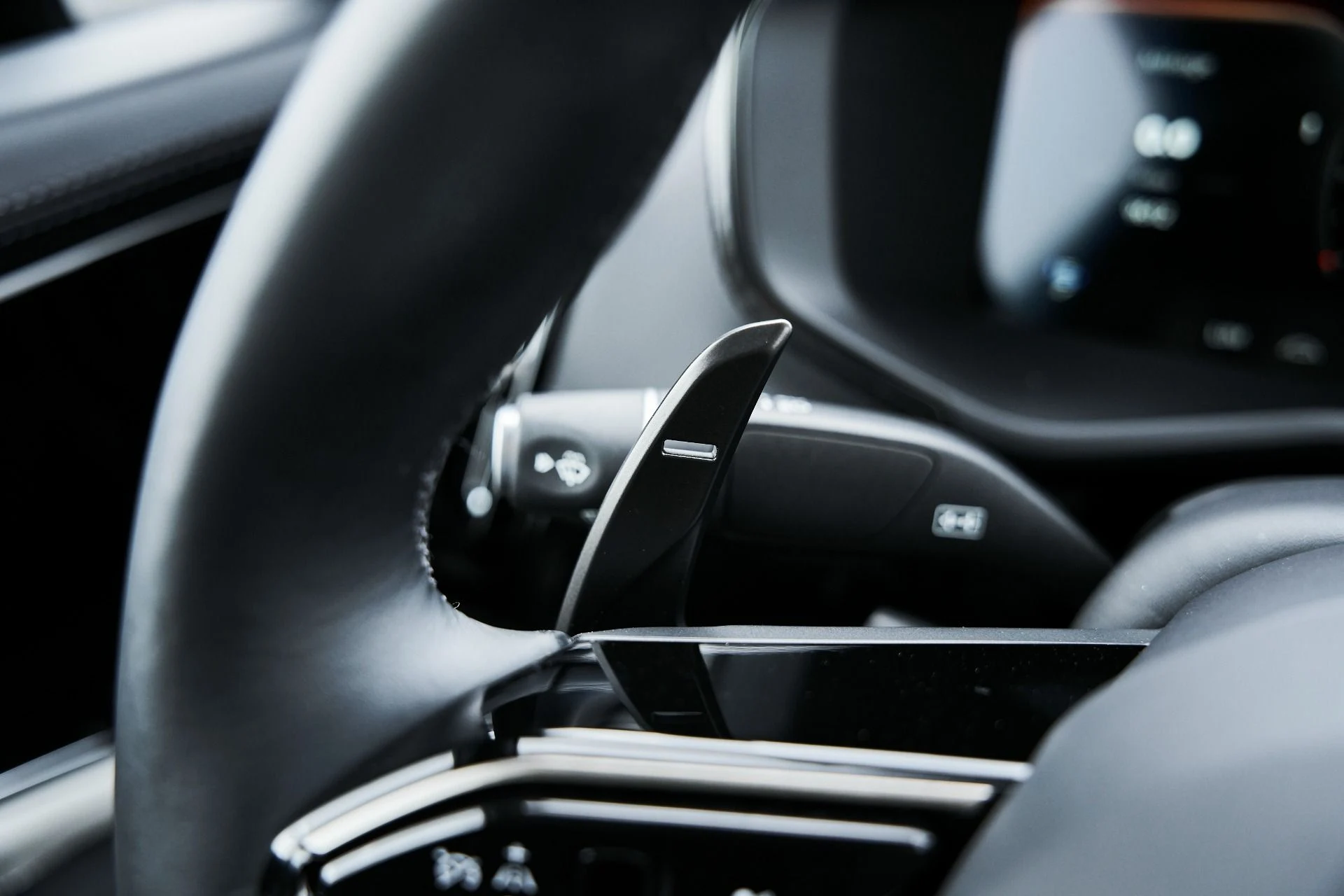 mph052_753932610_Used_2025_Aston_Martin_DBX_707_1775008022_bc4beaff52