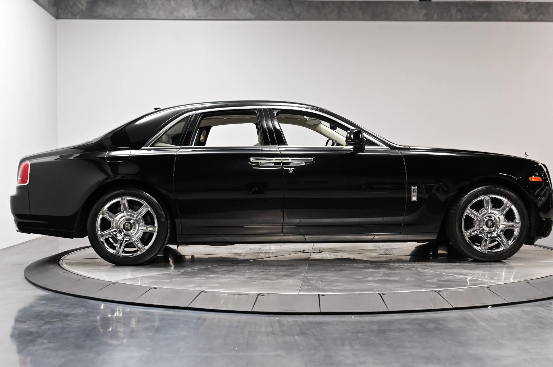 mph052_78557910_Used_2012_Rolls_Royce_Ghost_Base_1789141578_eeae28a3c4