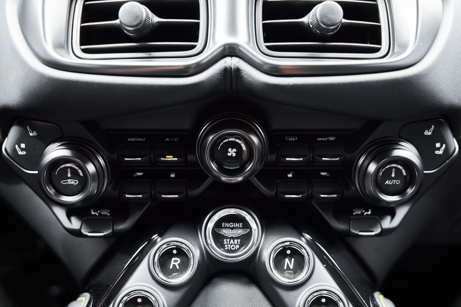 mph052_832644637_Used_2023_Aston_Martin_Vantage_1775333379_5a431ef176