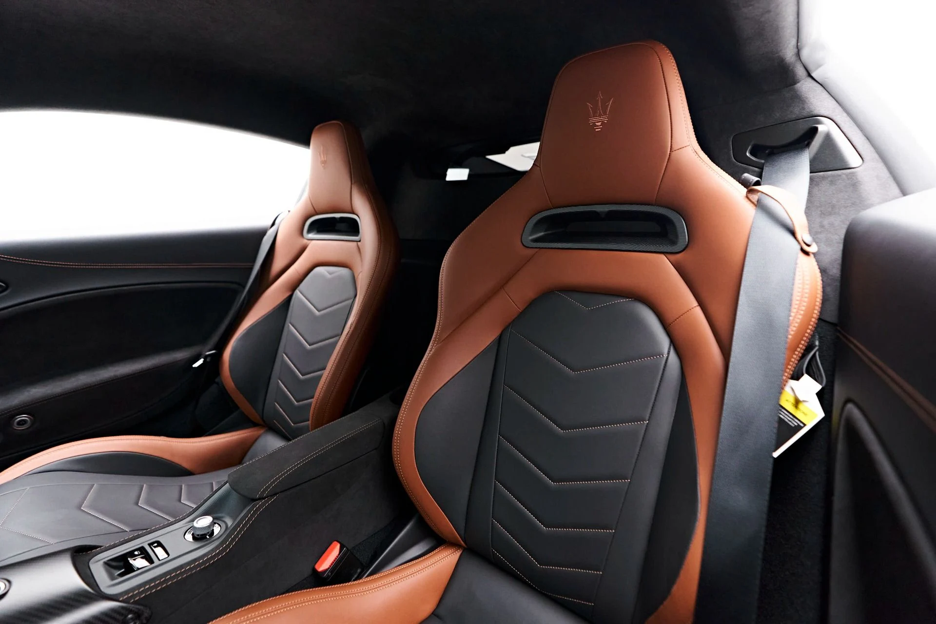 mph052_886498279_Used_2023_Maserati_MC_20_Base_1721243405_ee32912974