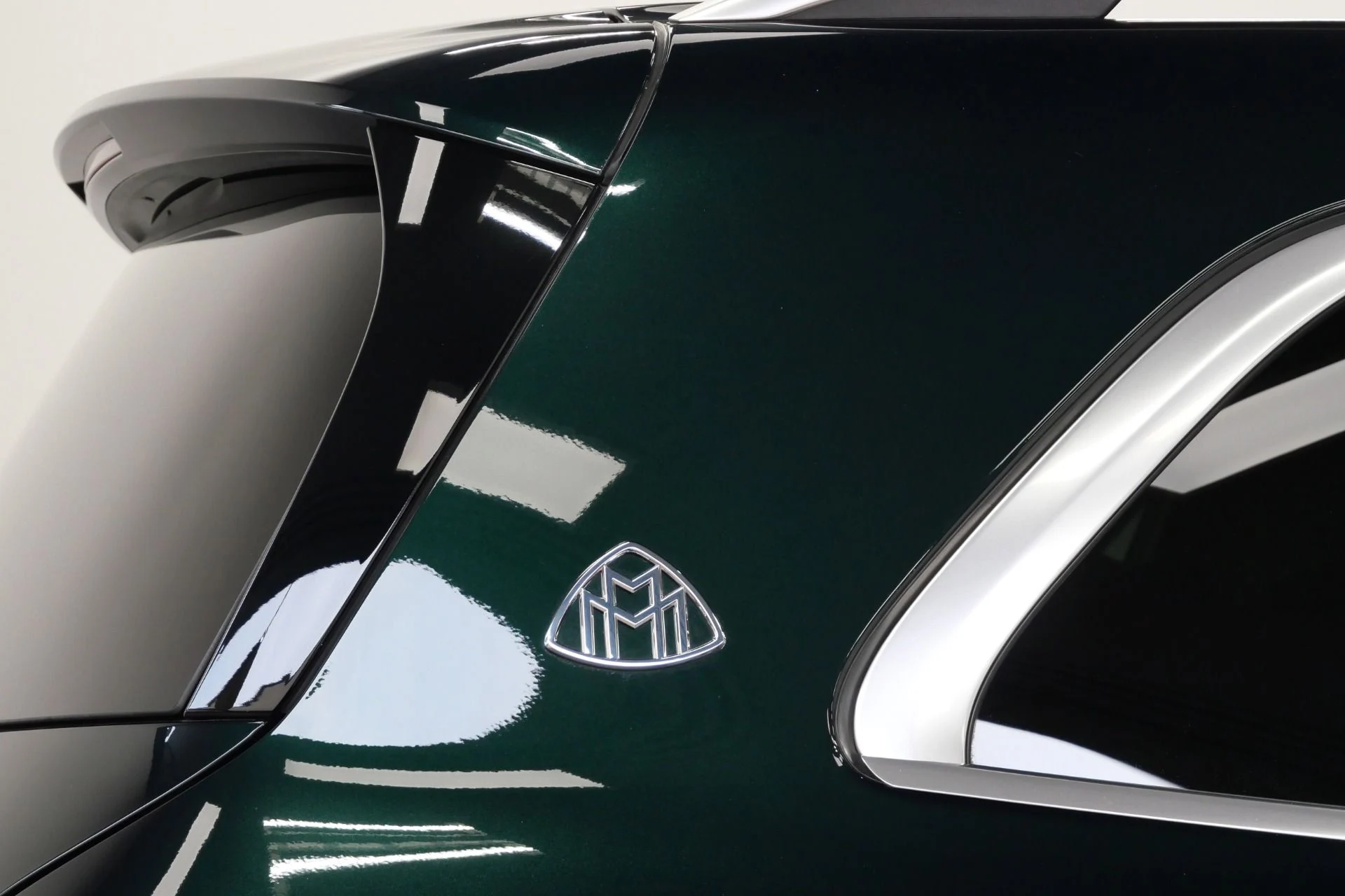 mph052_963893883_Used_2022_Mercedes_Benz_Maybach_GLS_600_4_MATIC_Beautiful_Colors_Four_Seat_Configuration_Walnut_Trim_1776795080_cc1c13f8dc